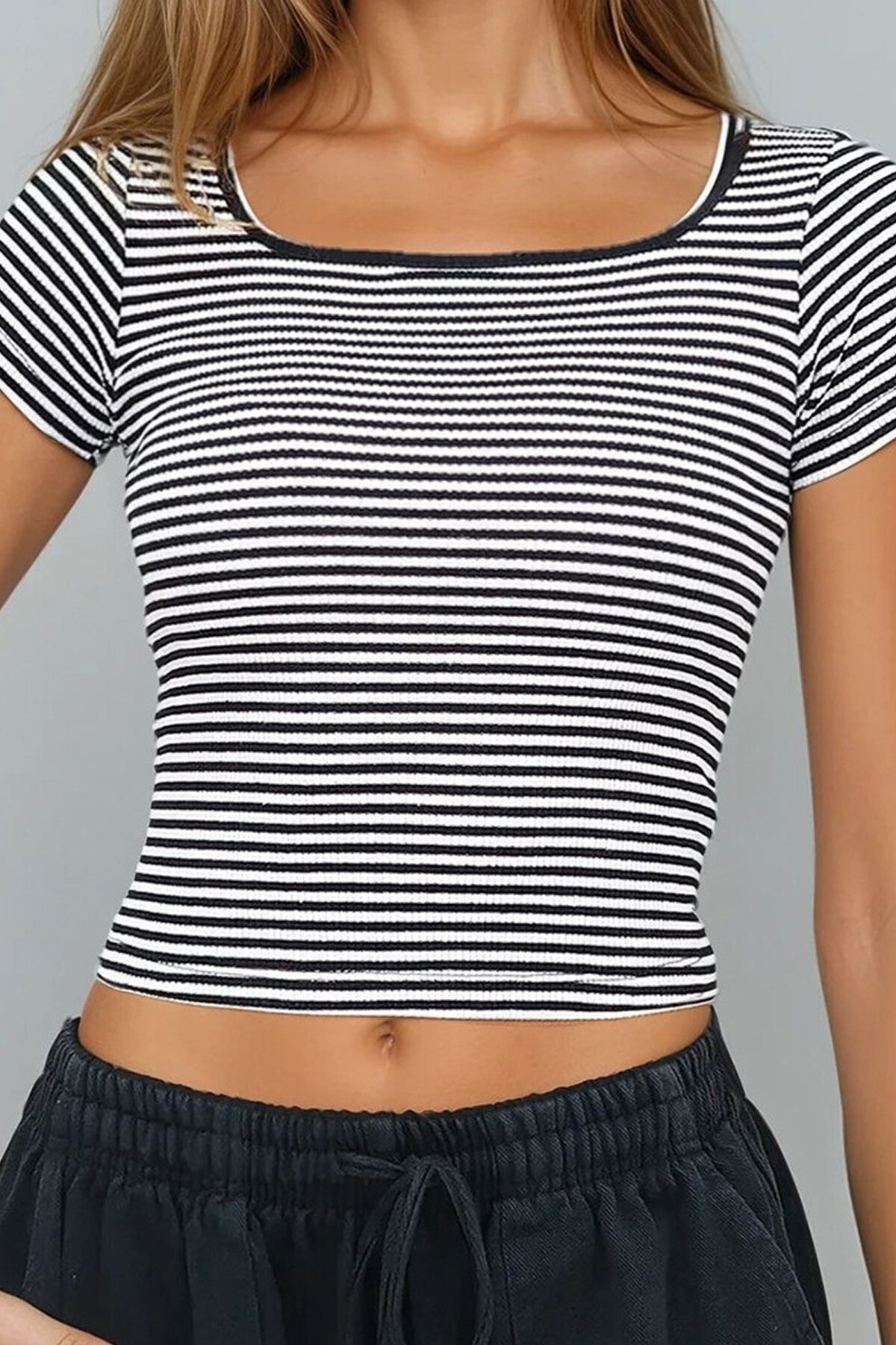 Siyah Kare Yaka Çizgli Crop Bluz