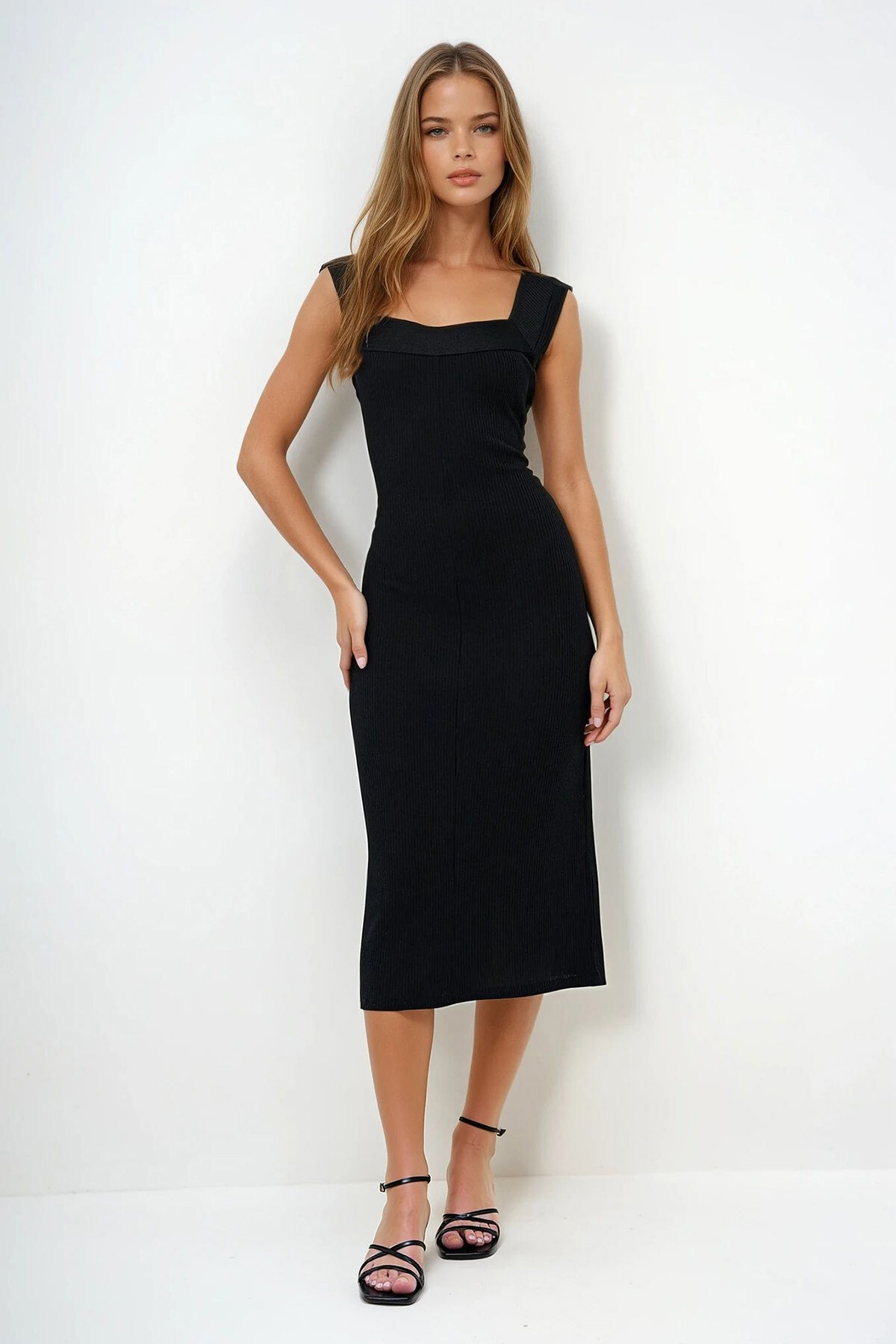 Siyah Kare Yaka Dokulu Maxi Boy Kolsuz Elbise