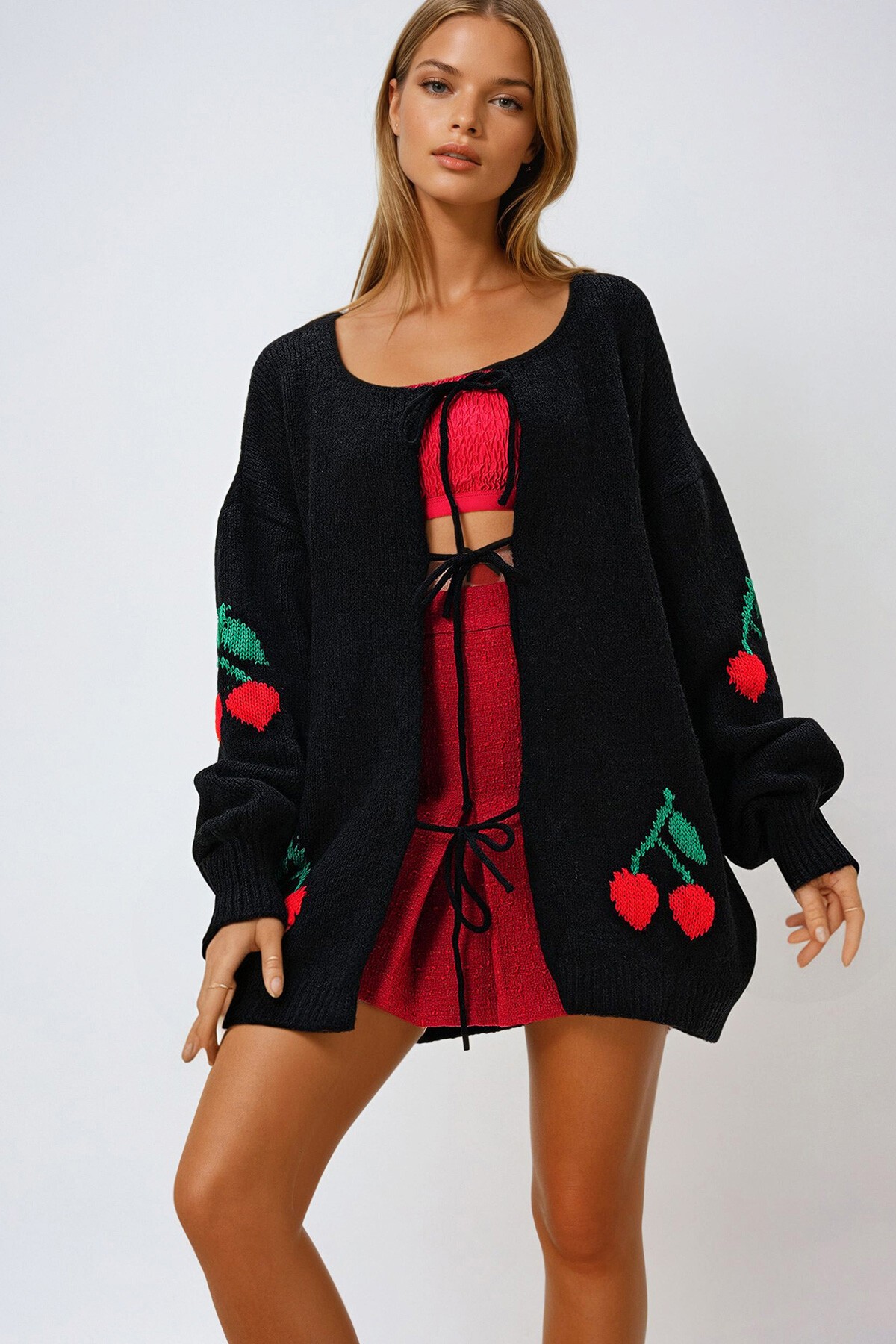 Siyah Kare Yaka Önden Bağlamalı Kiraz İşlemeli Triko Hırka