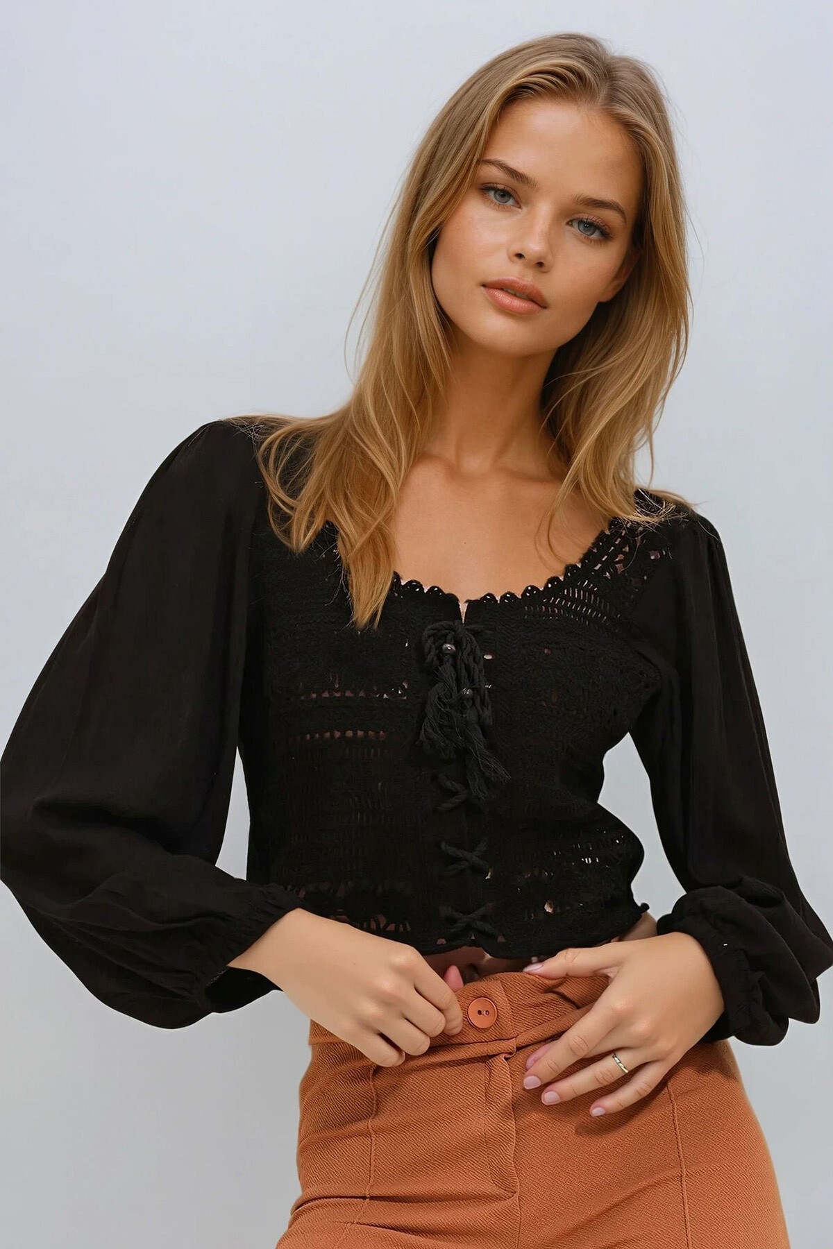 Siyah Kare Yaka Önü Bağlamalı Kroşata Dokuma Crop Bluz