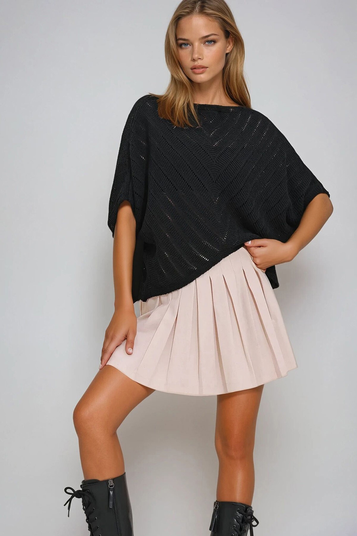 Siyah Kayık Yaka Ajurlu Yarasa Kol Triko Bluz