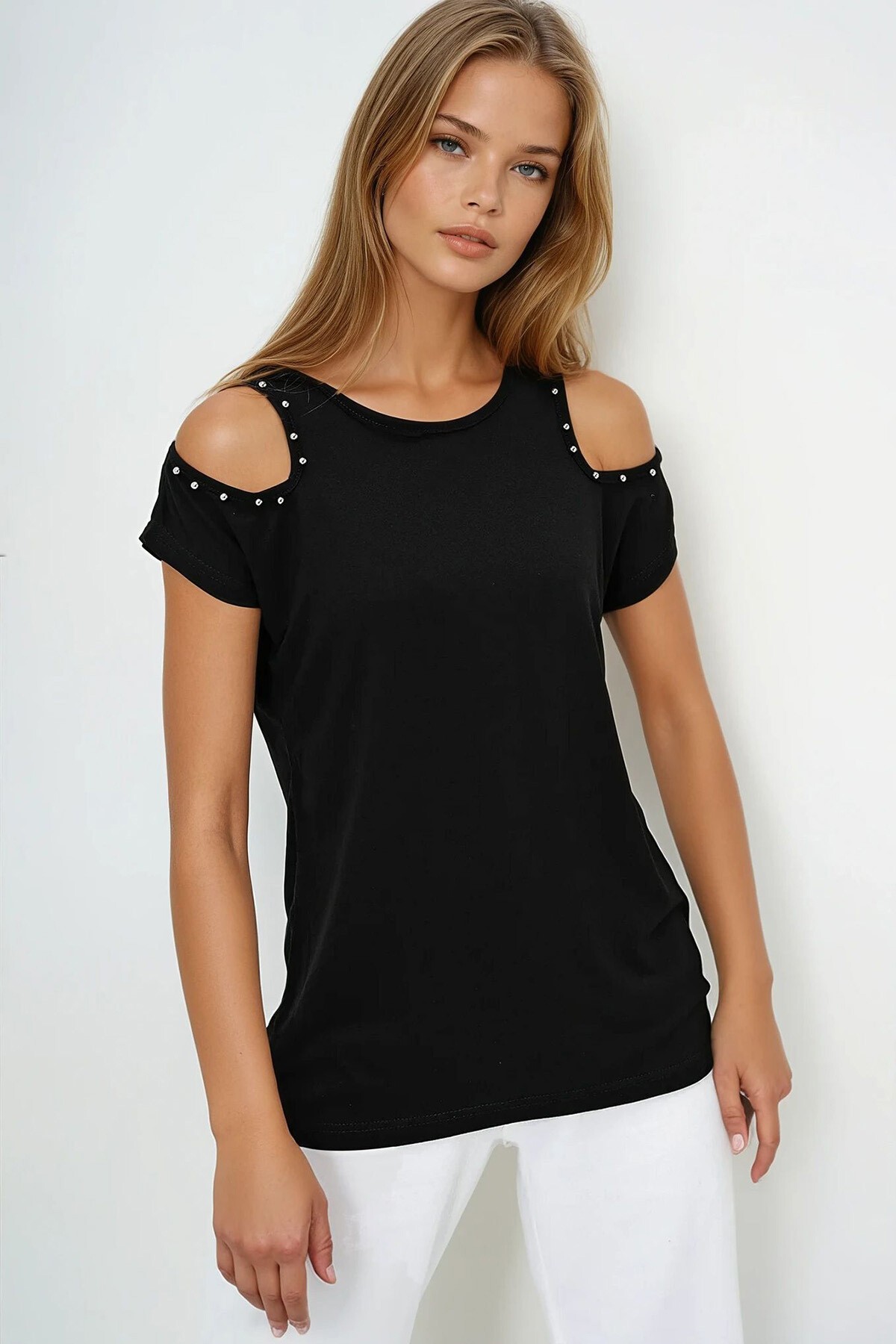 Siyah Kayık Yaka Omuzları İnci Çakımlı Sıfır Kol Bluz