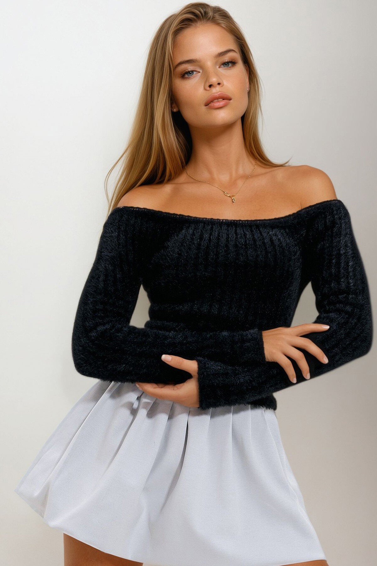 Siyah Kayık Yaka Uzun Kollu Yumoş Kazak