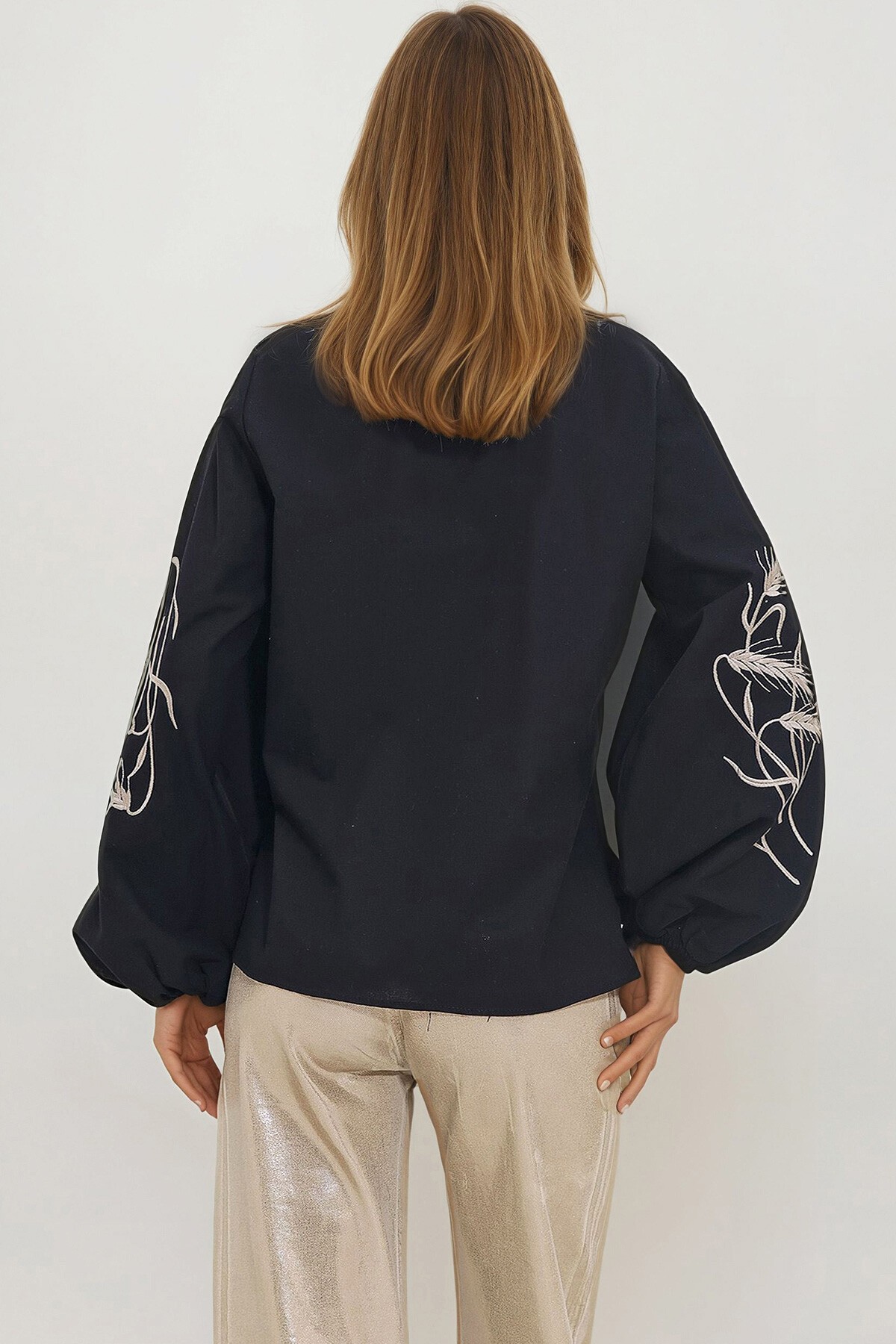 Siyah Kolları İşlemeli Poplin Dokuma Gömlek