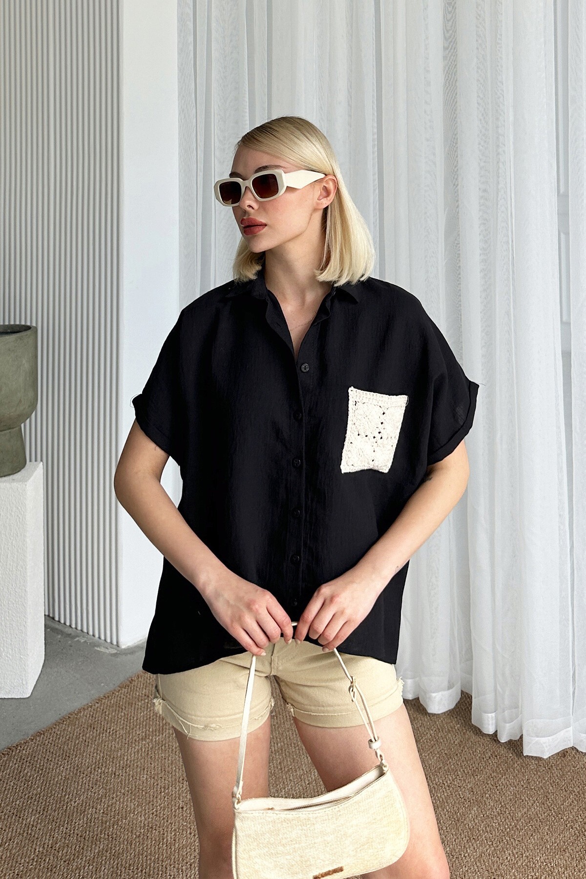 Siyah Kroşeta Cepli Oversize Keten Gömlek