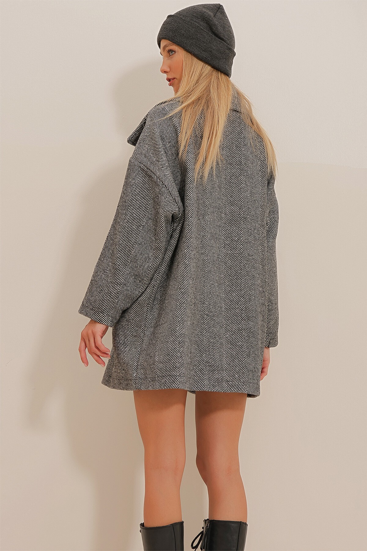 Siyah Kruvaze Yaka Balık Sırtı Desenli Kaşe Cepli Astarsız Kaban