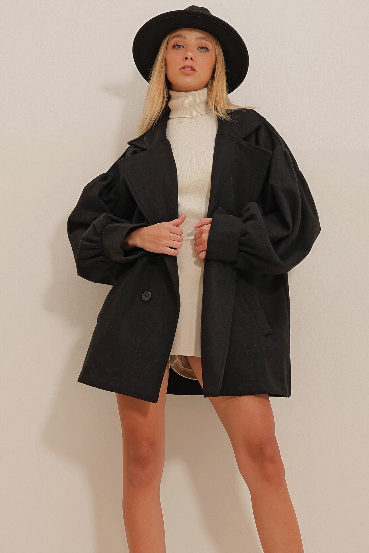 Siyah Kruvaze Yaka Balon Kol Kaşe Kaban