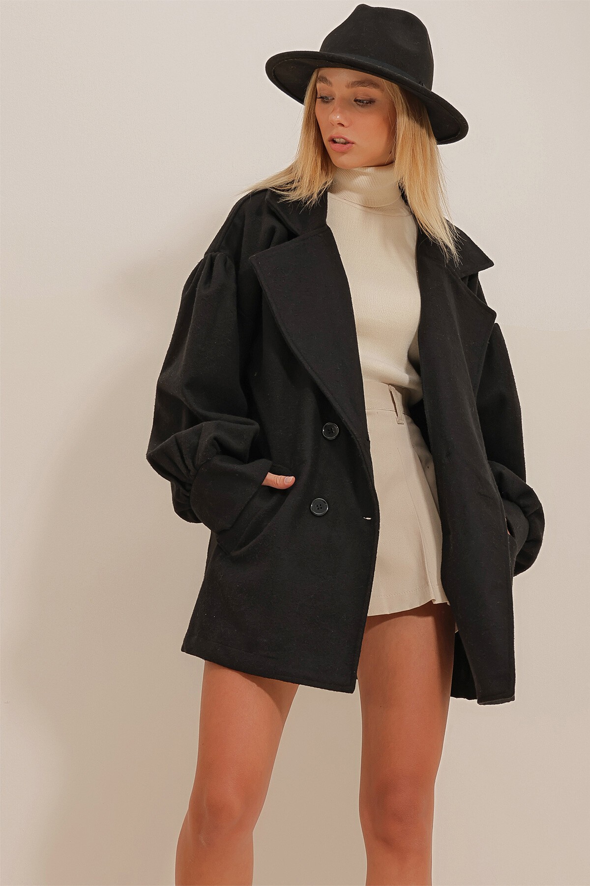 Siyah Kruvaze Yaka Balon Kol Kaşe Kaban