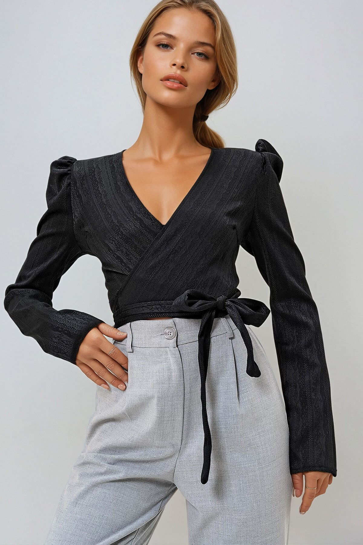 Siyah Kruvaze Yaka Belden Bağlama Detaylı Kendinden Desenli Dokuma Bluz