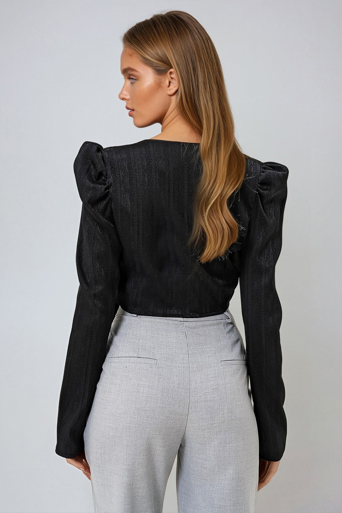 Siyah Kruvaze Yaka Belden Bağlama Detaylı Kendinden Desenli Dokuma Bluz