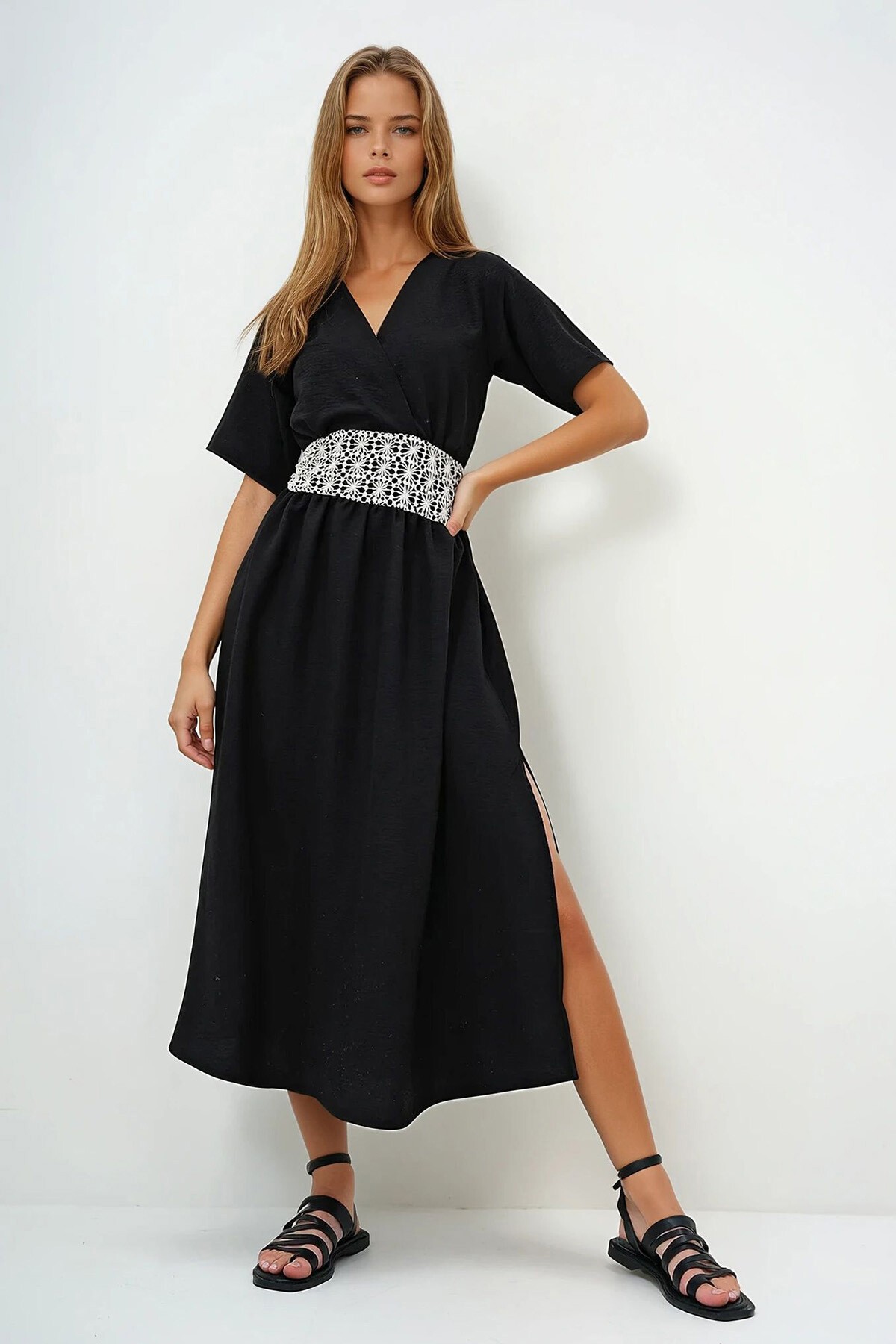 Siyah Kruvaze Yaka Fisto Bordür İşlemeli Yırtmaçlı Dokuma Elbise