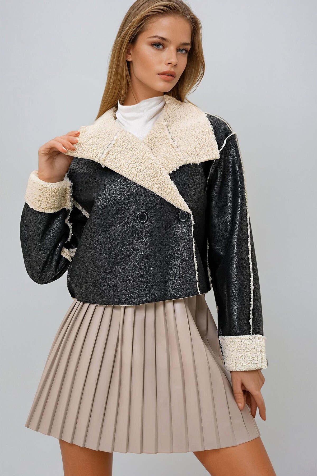 Siyah Kruvaze Yaka Ters Dikişli İçi Boncuk Peluş Suni Deri Kısa Ceket