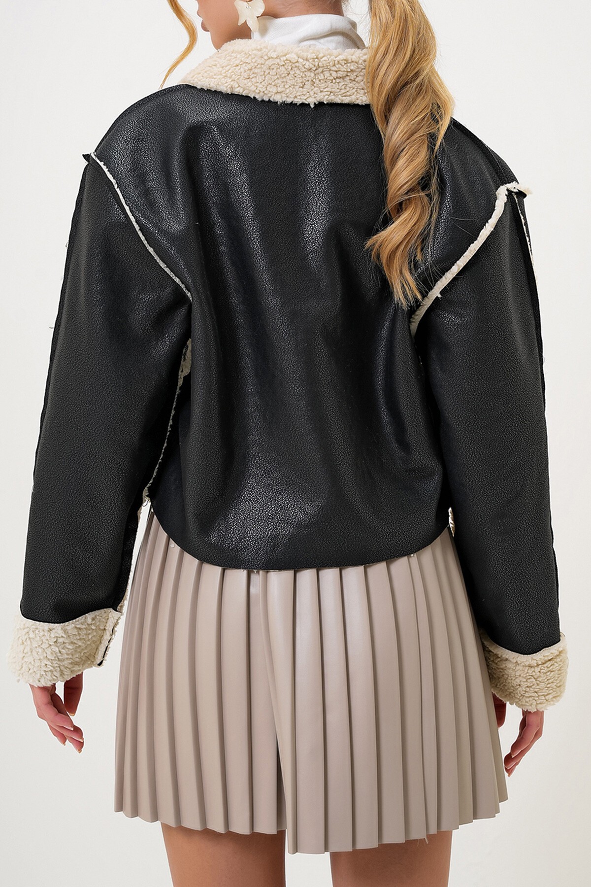 Siyah Kruvaze Yaka Ters Dikişli İçi Boncuk Peluş Suni Deri Kısa Ceket