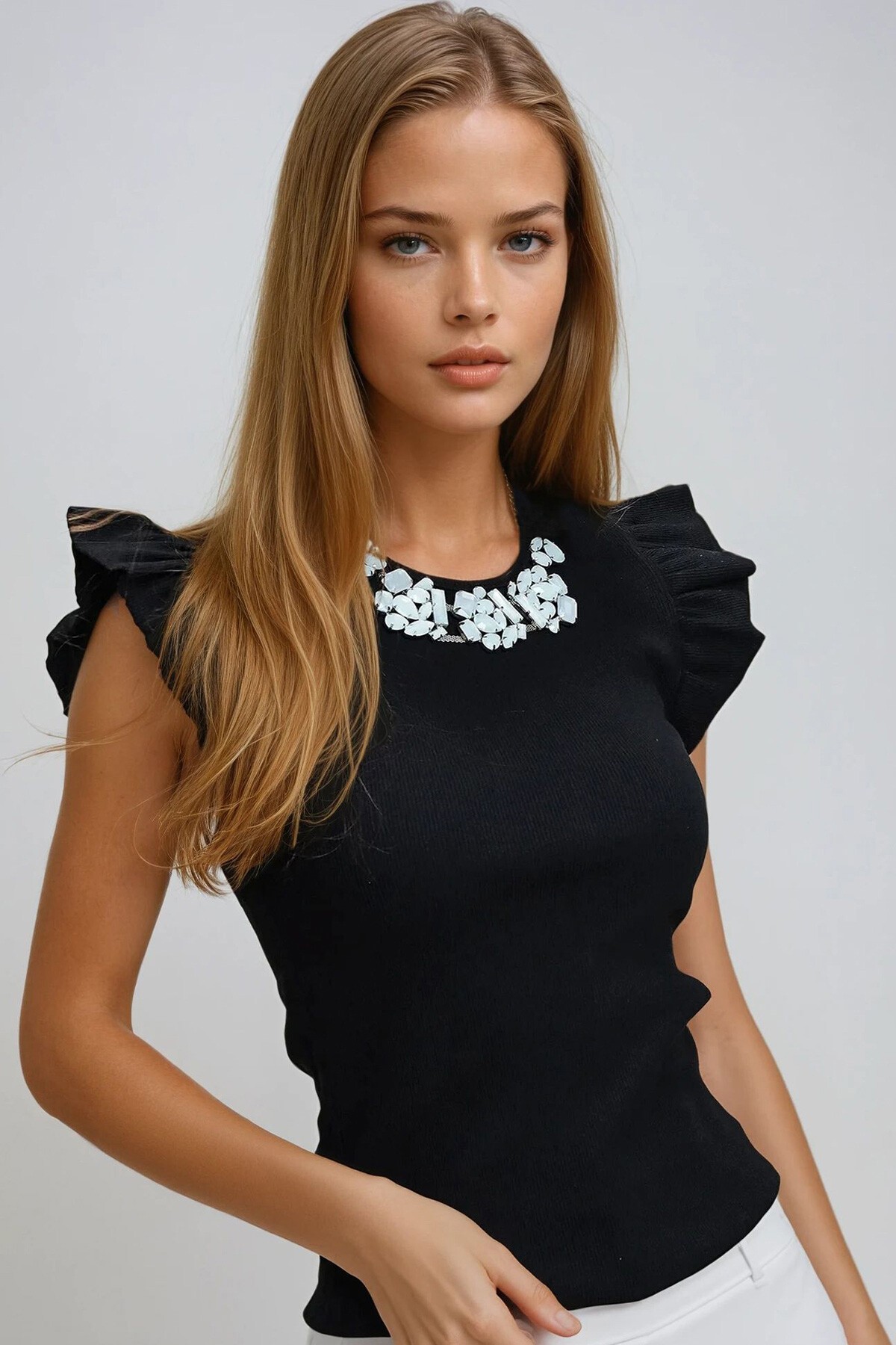 Siyah Metal Aksesuarlı Kolu Fırfırlı Kaşkorse Bluz Vgn X5978