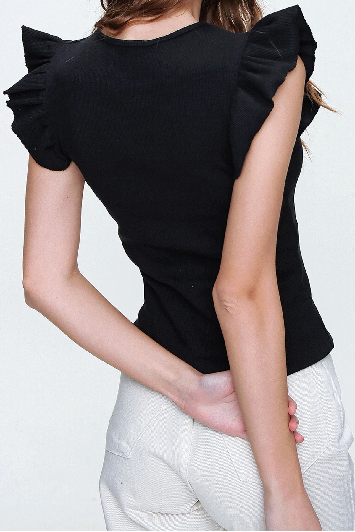 Siyah Metal Aksesuarlı Kolu Fırfırlı Kaşkorse Bluz Vgn X5978