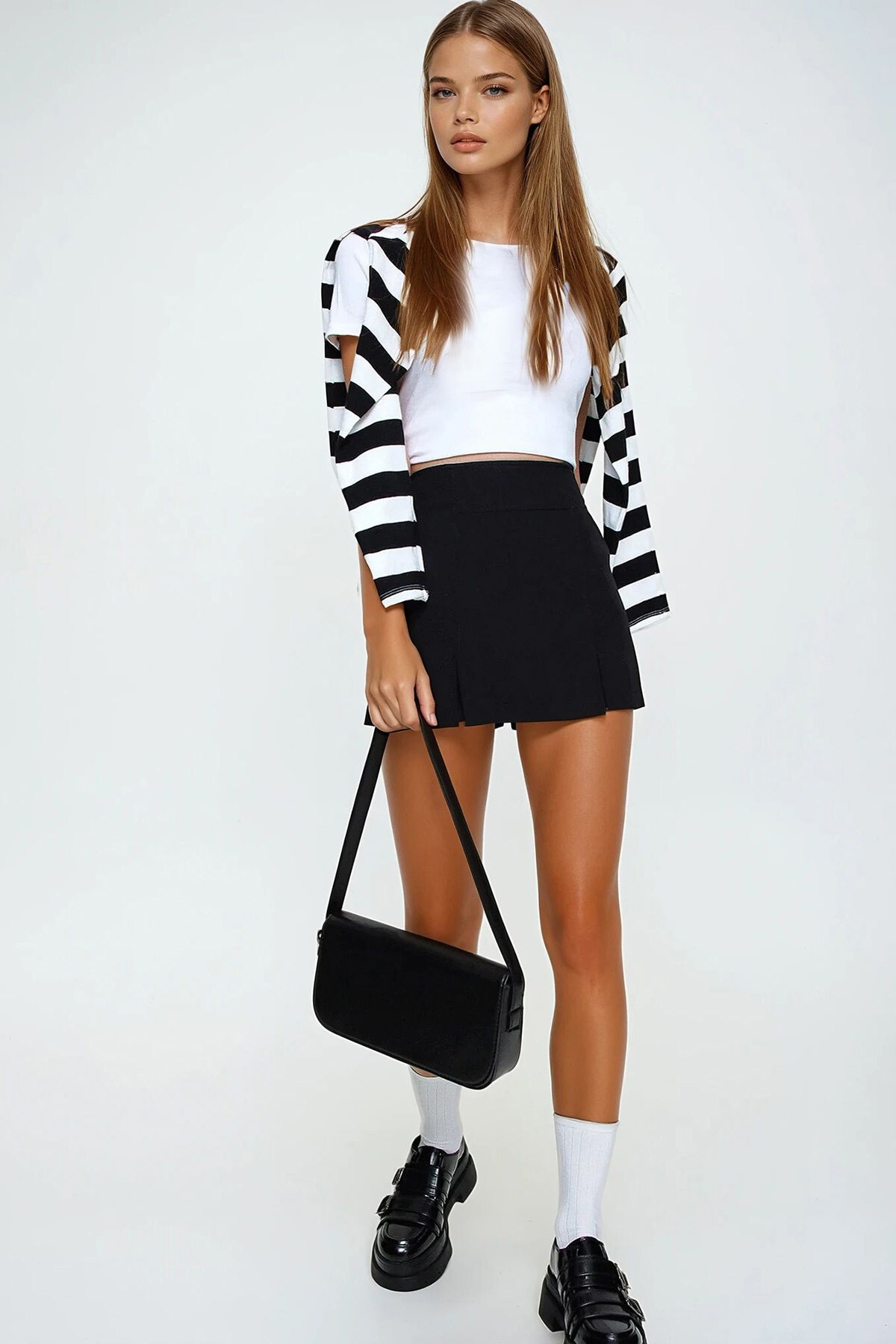 Siyah Mini Yırtmaç Detaylı Şort Etek