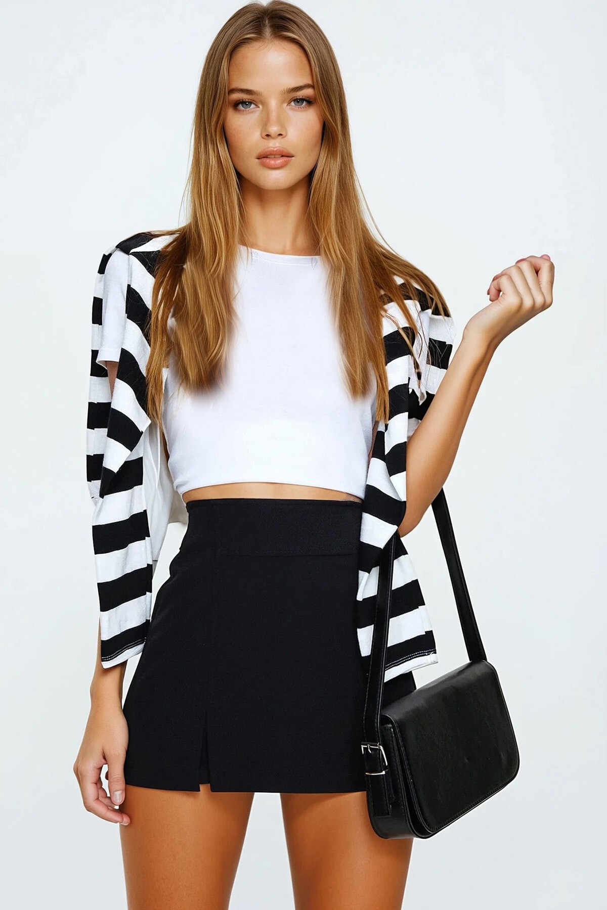 Siyah Mini Yırtmaç Detaylı Şort Etek