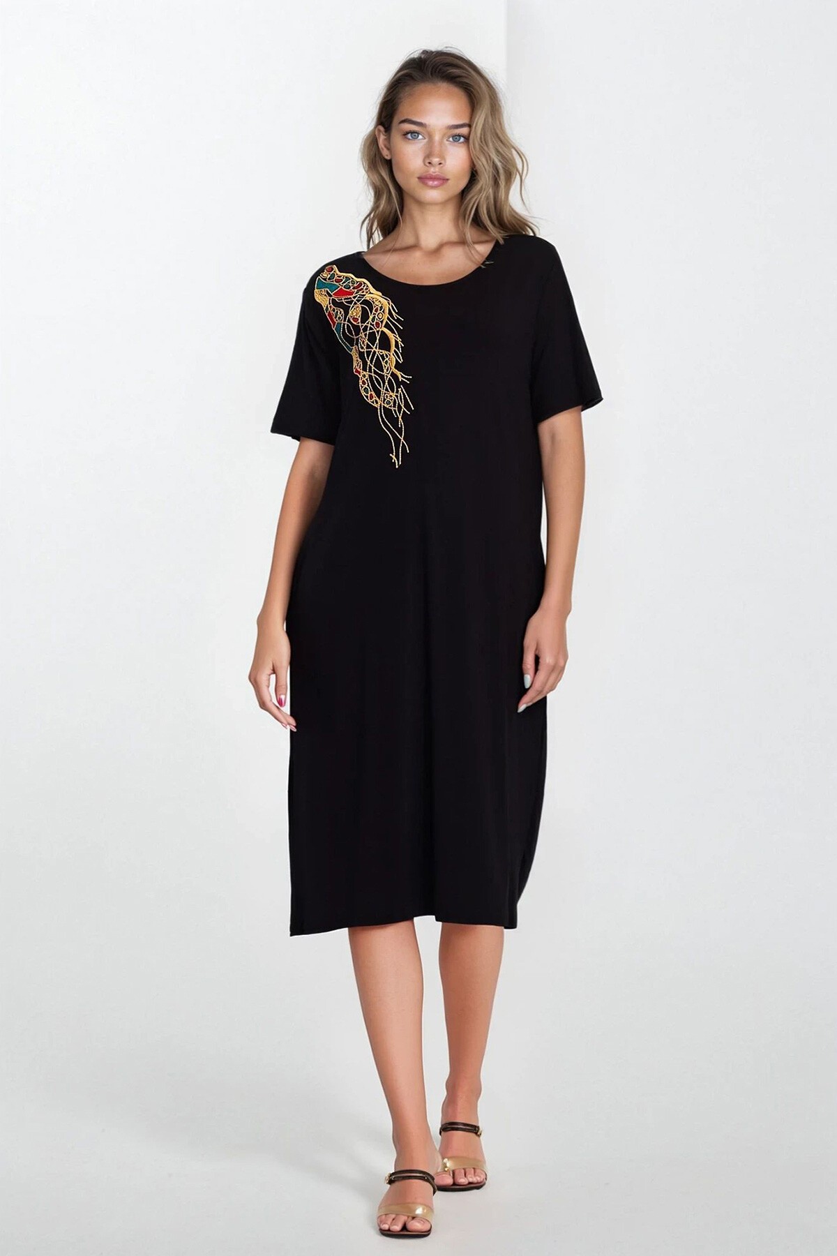 Siyah Nakış İşlemeli Geniş Yaka Çift Cepli Büyük Beden Elbise