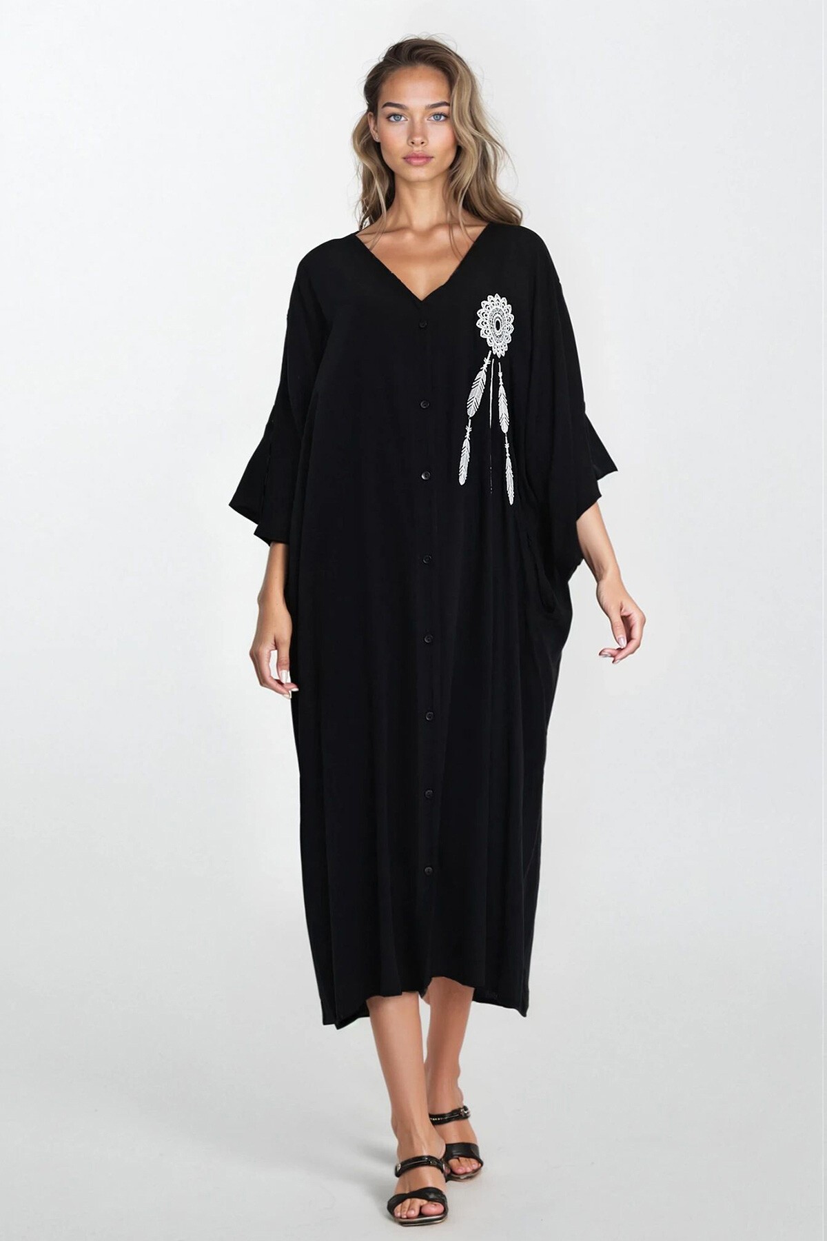 Siyah Nakış İşlemleli Düğmeli Büyük Beden Elbise