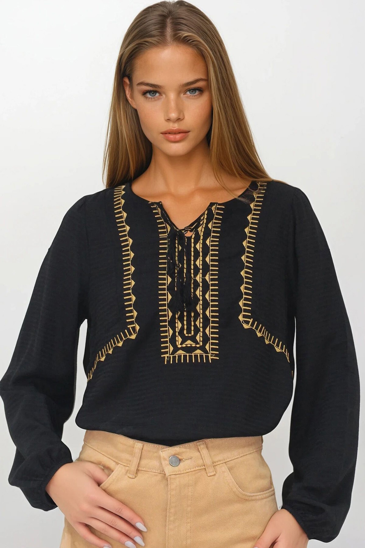 Siyah Nakışlı Armürlü Bağcık Detaylı Bluz