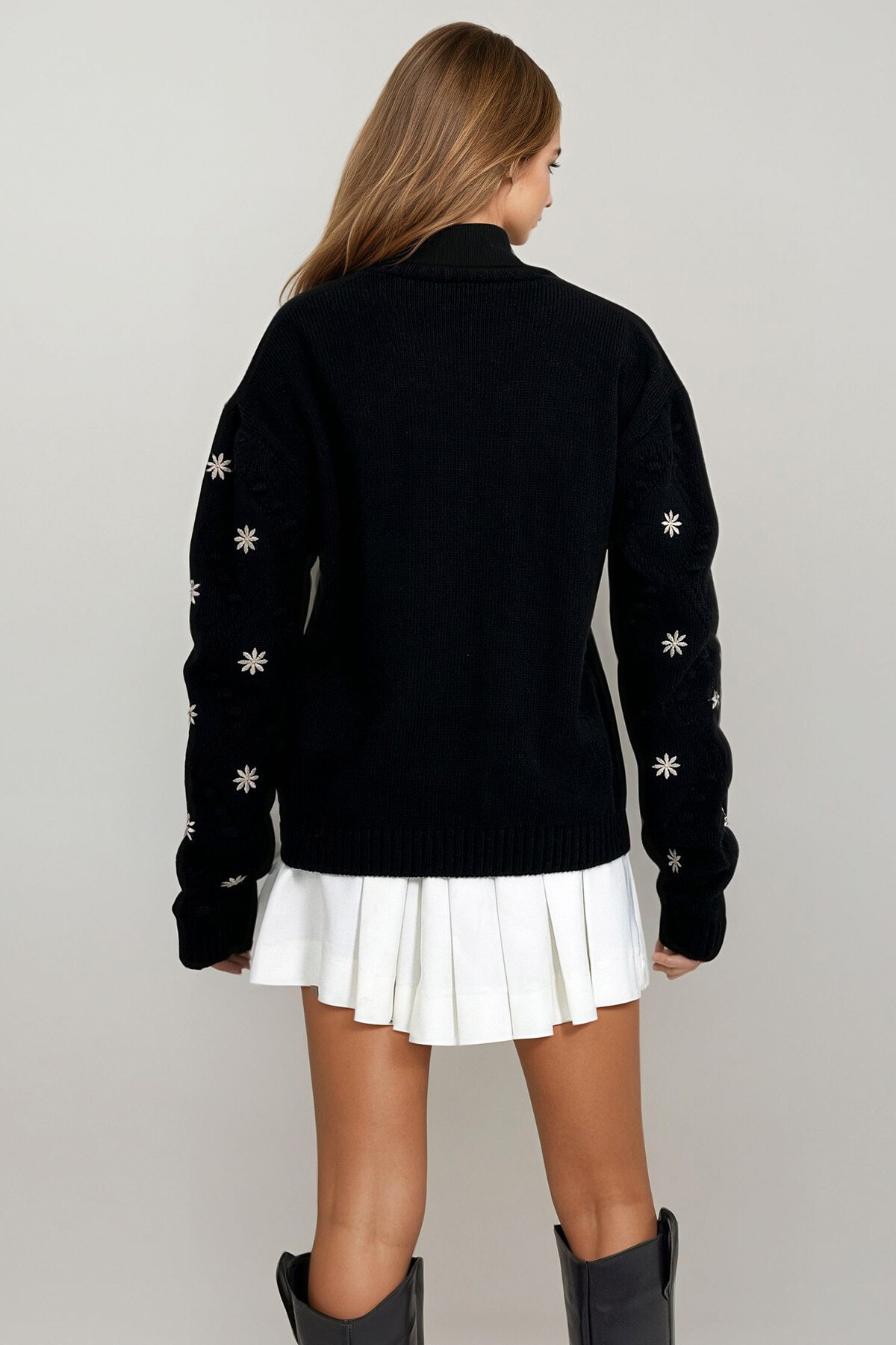 Siyah Nakışlı Triko Kazak