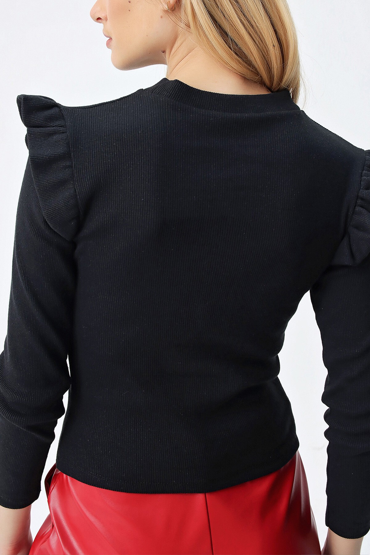 Siyah Omuzları Fırfırlı Yarım Balıkçı Kazak