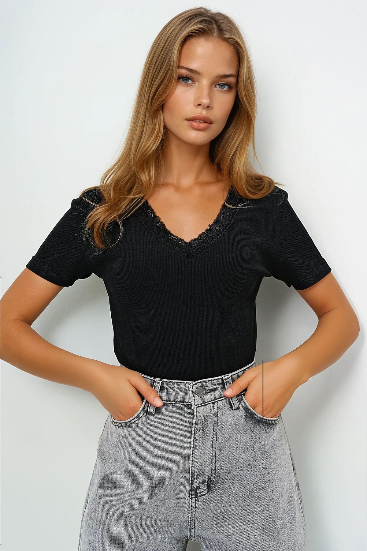 Siyah Ön Arka V Yaka Dantel Detaylı Kısa Kol Bluz