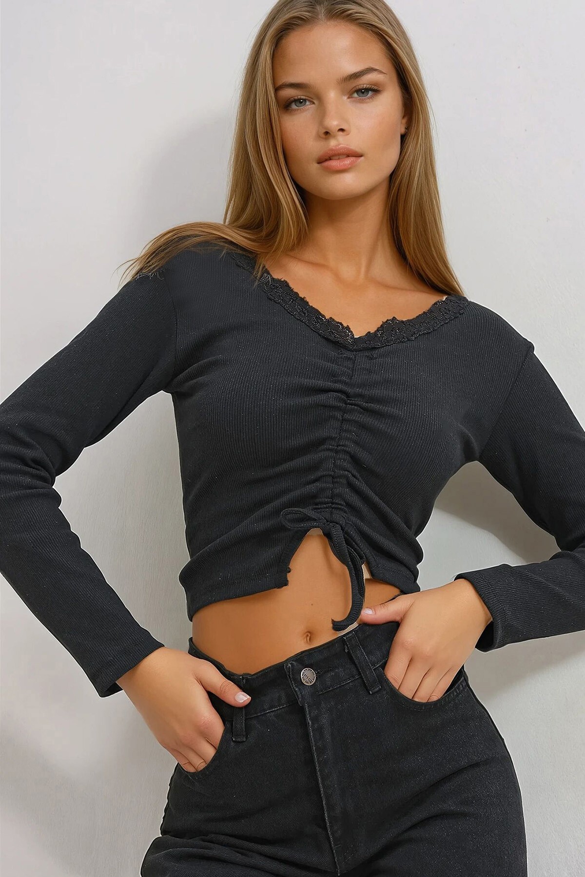 Siyah Önü Büzgülü Yakası Dantelli Bluz