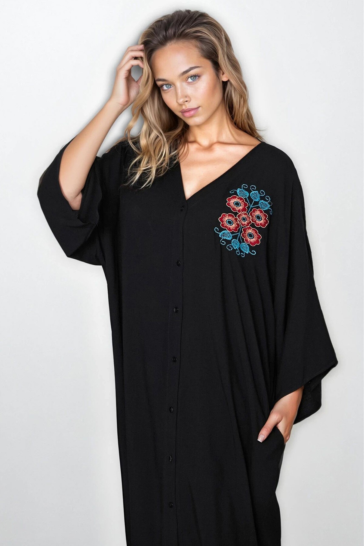 Siyah Önü Düğmeli Nakışlı Büyük Beden Viskon Elbise