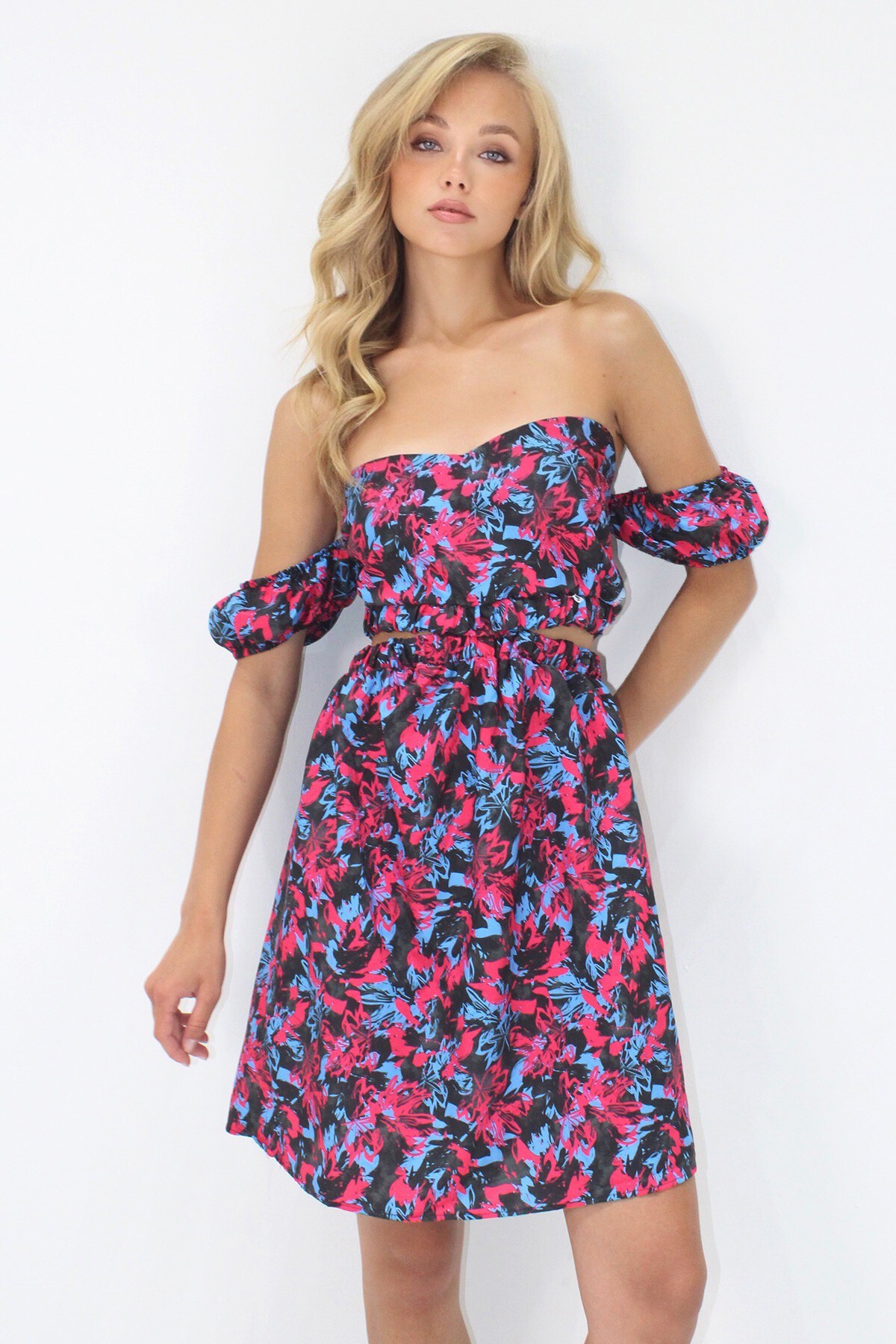 Siyah Öpücük Yaka Out-Cut Kesimli Desenli Poplin Elbise