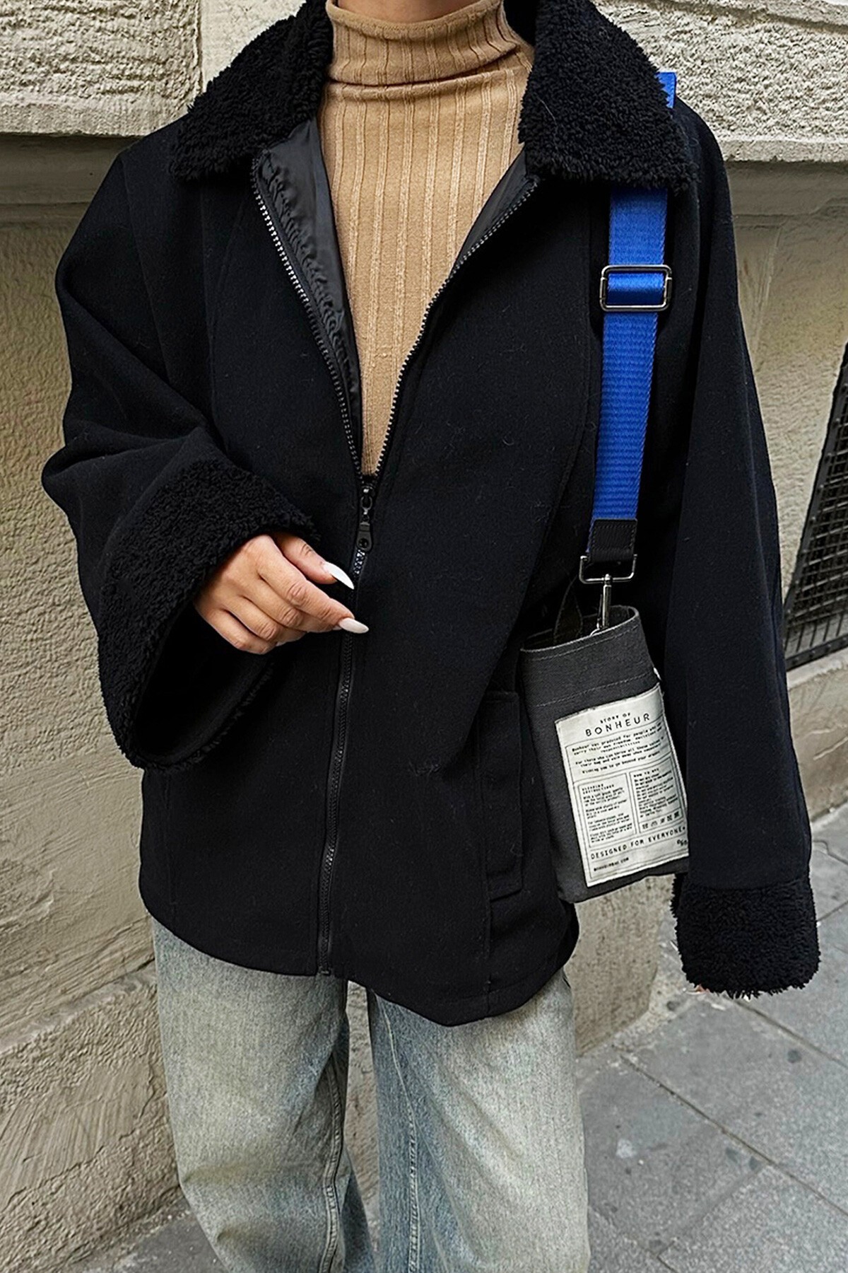 Siyah Peluş Detaylı Kaşe Ceket