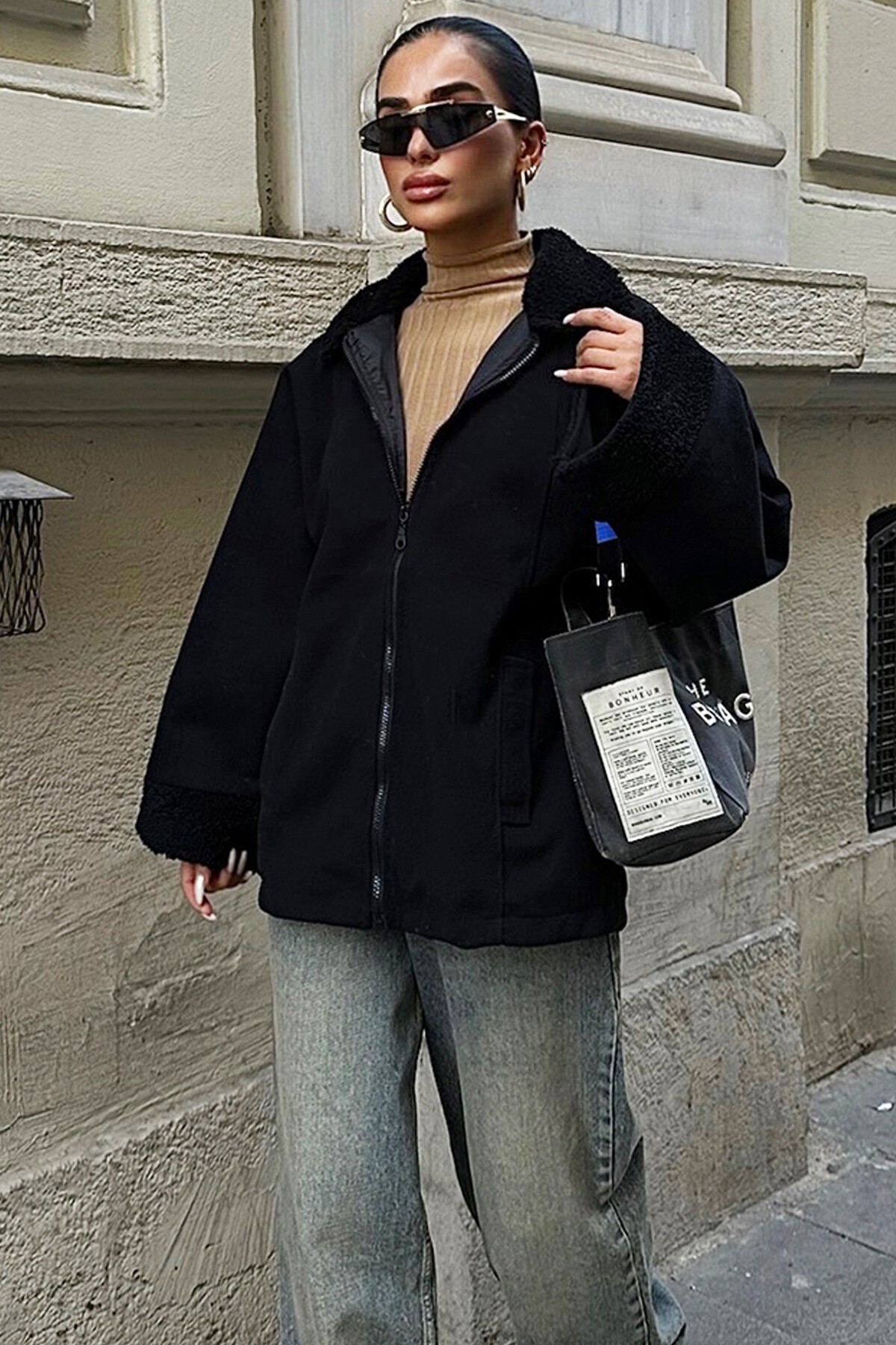 Siyah Peluş Detaylı Kaşe Ceket