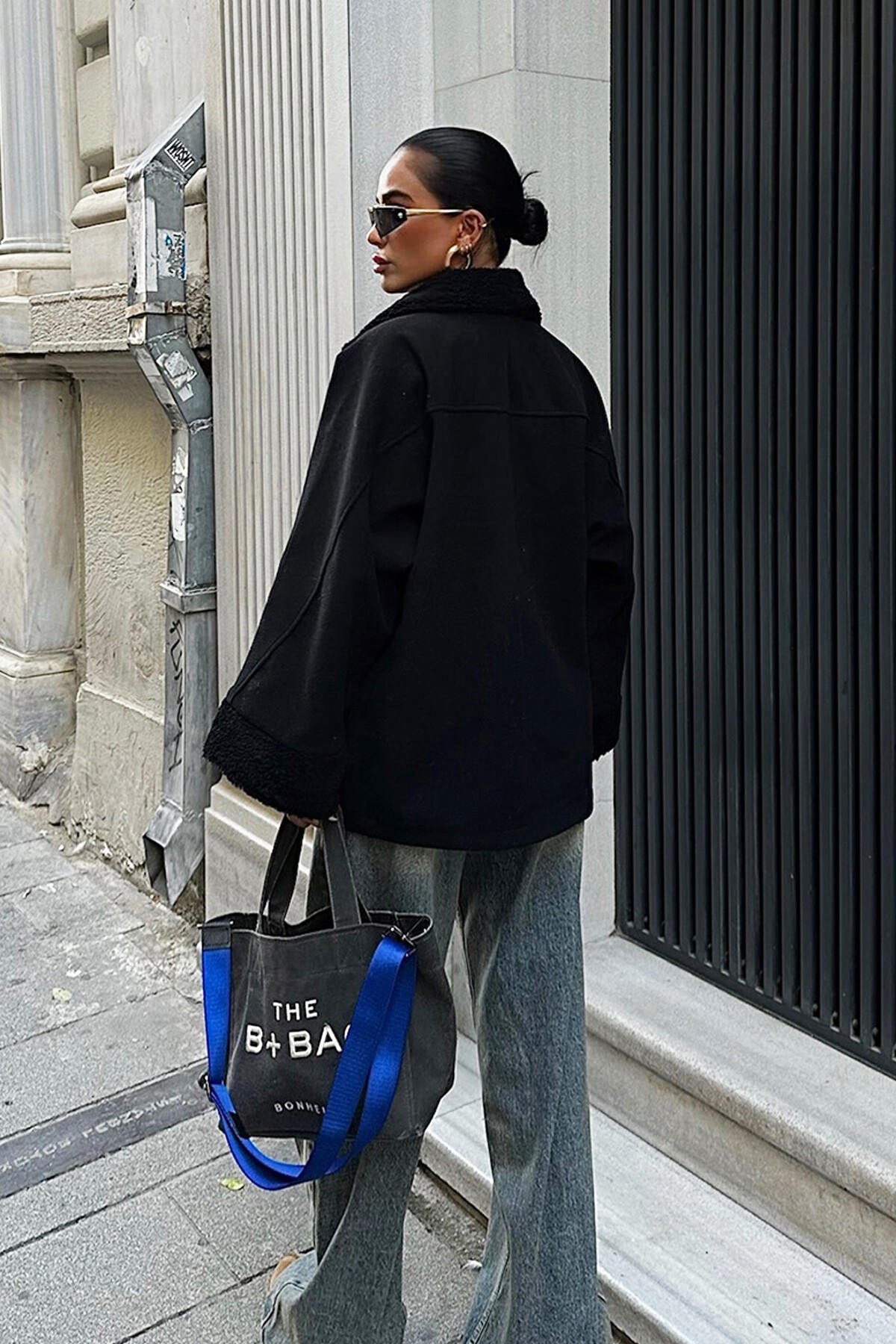 Siyah Peluş Detaylı Kaşe Ceket