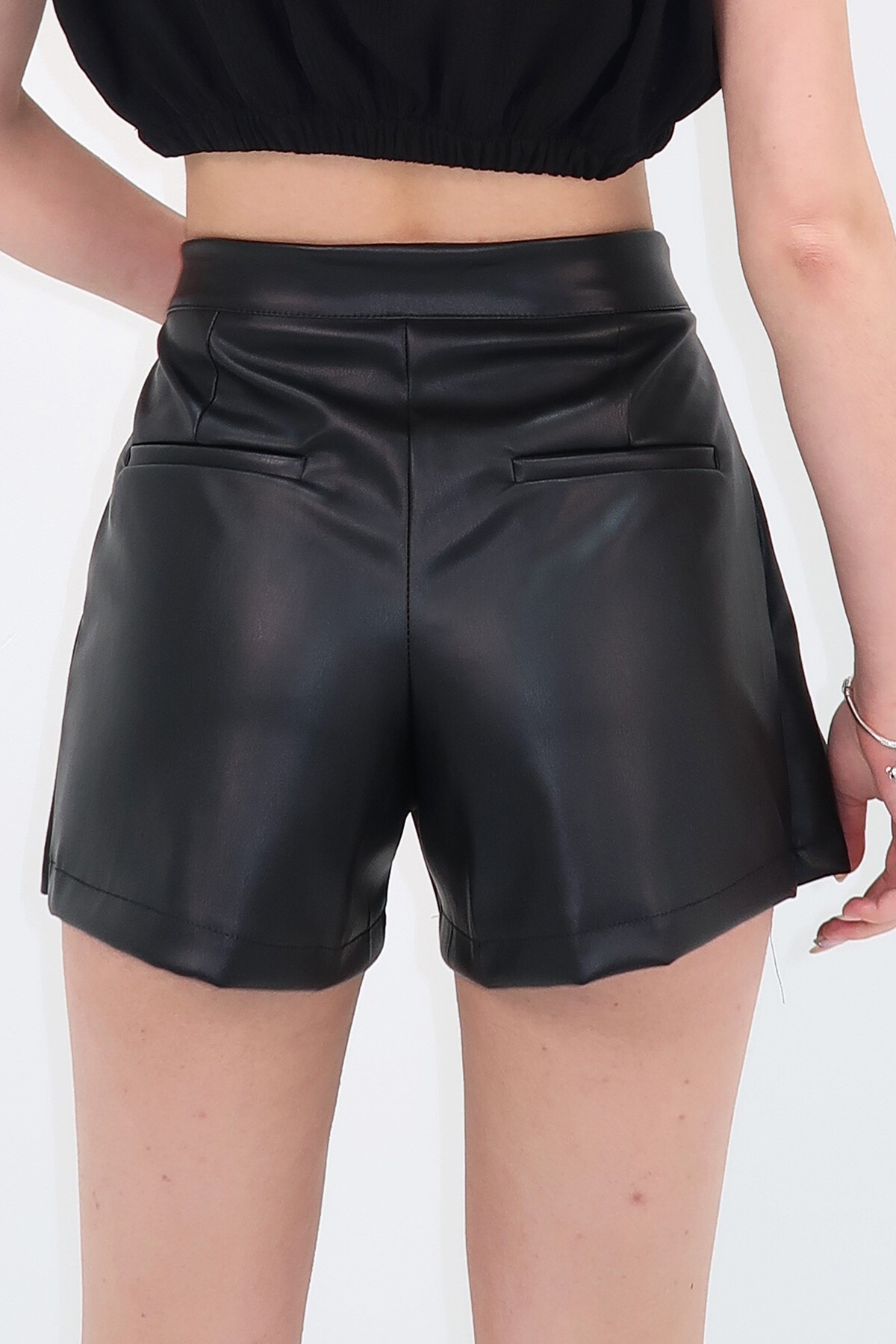Siyah Pilise Detaylı Fermuarlı Suni Deri Mini Şort Etek