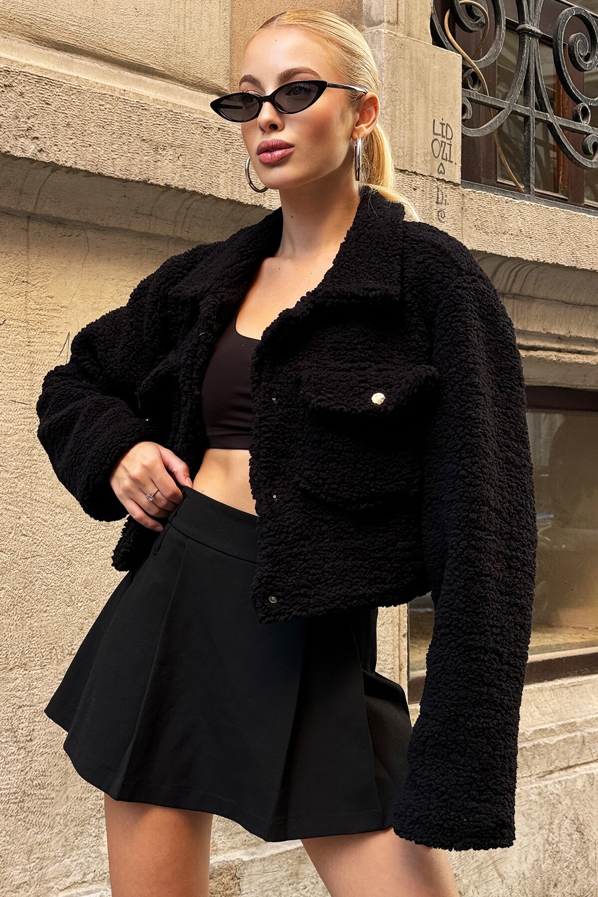 Siyah Polo Yaka Çift Cepli Çıtçıt Kapamalı Crop Peluş Ceket