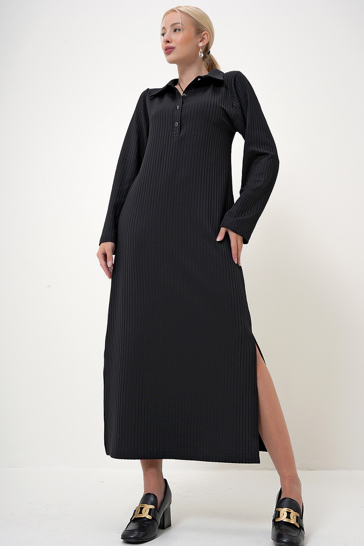 Siyah Polo Yaka Düğme Kapamalı Çift Yırtmaçlı Uzun Elbise