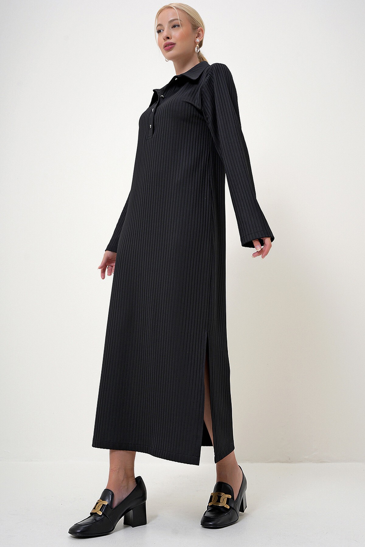 Siyah Polo Yaka Düğme Kapamalı Çift Yırtmaçlı Uzun Elbise