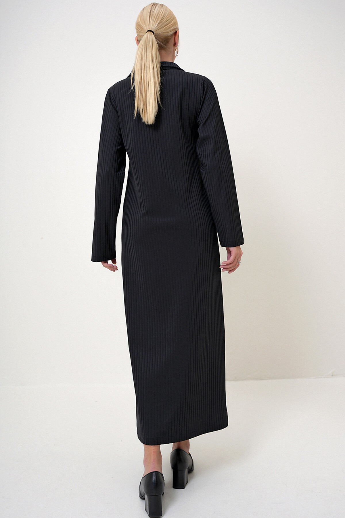 Siyah Polo Yaka Düğme Kapamalı Çift Yırtmaçlı Uzun Elbise