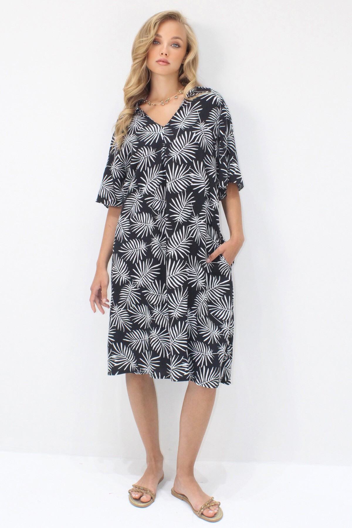 Siyah Polo Yaka Kısa Kol Desenli Çift Cepli Dokuma Viskon Elbise