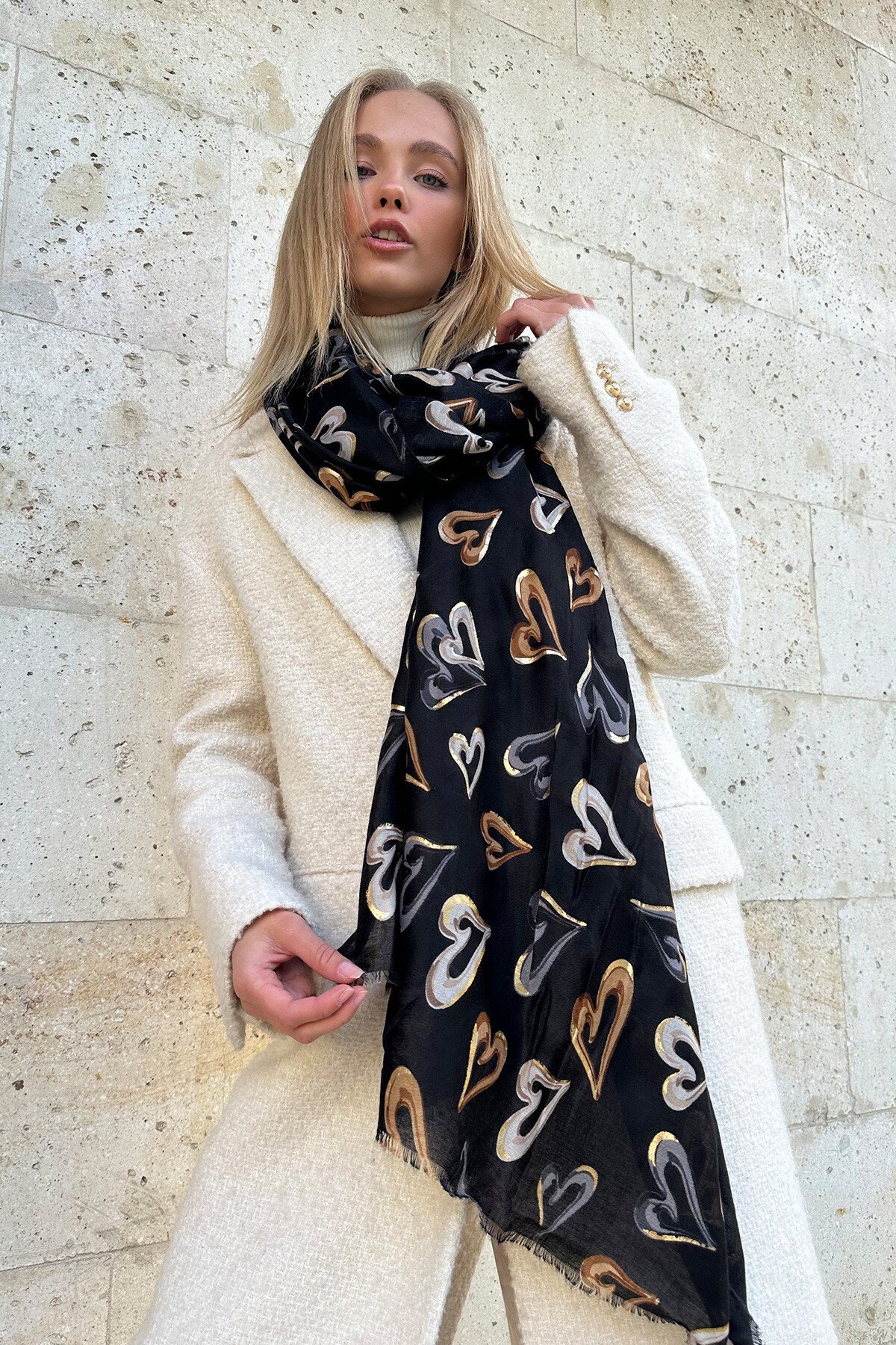 Siyah Püskül Detaylı Desenli Şal