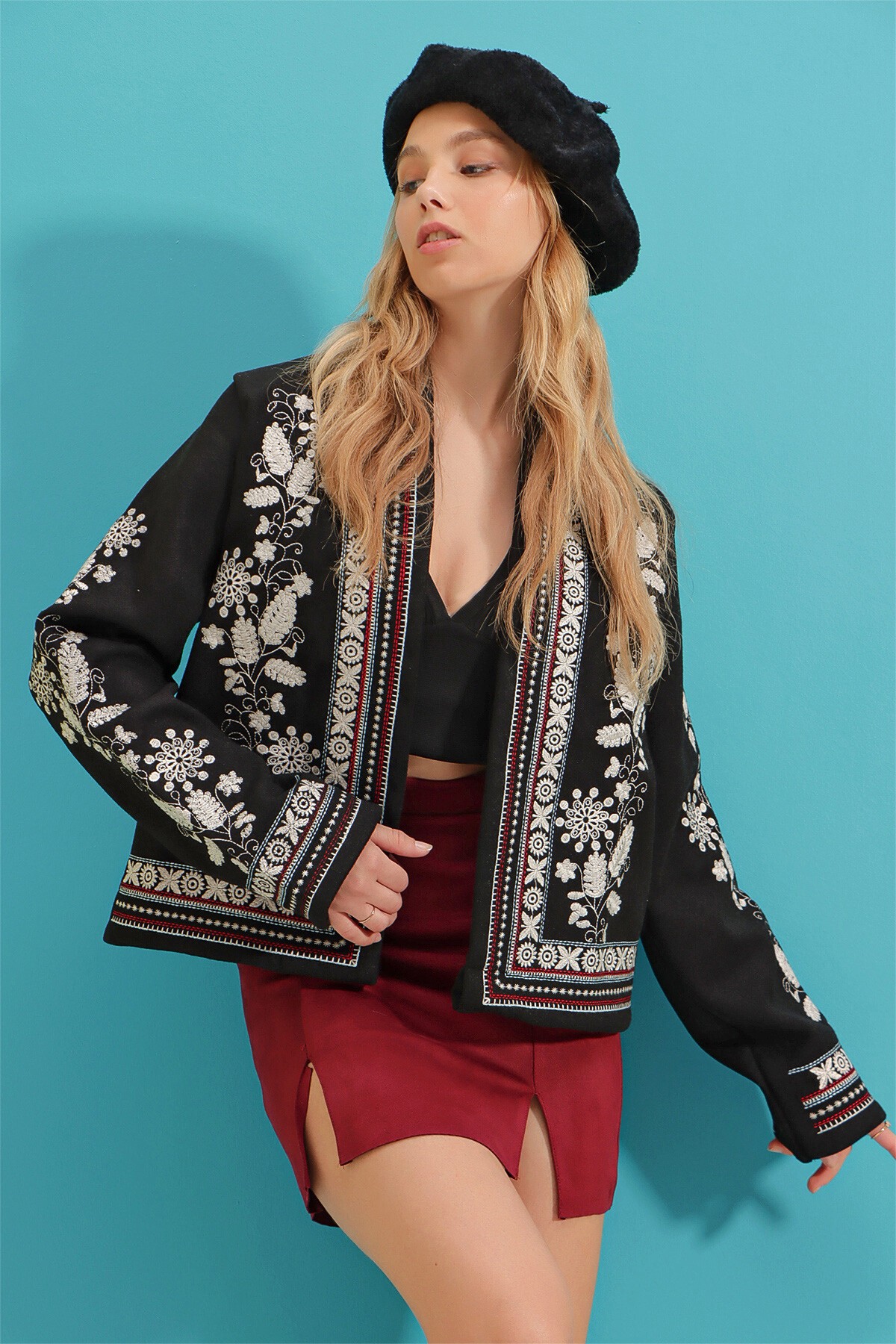 Siyah Şal Yaka Nakışlı Bordür Detaylı Kaşe Ceket