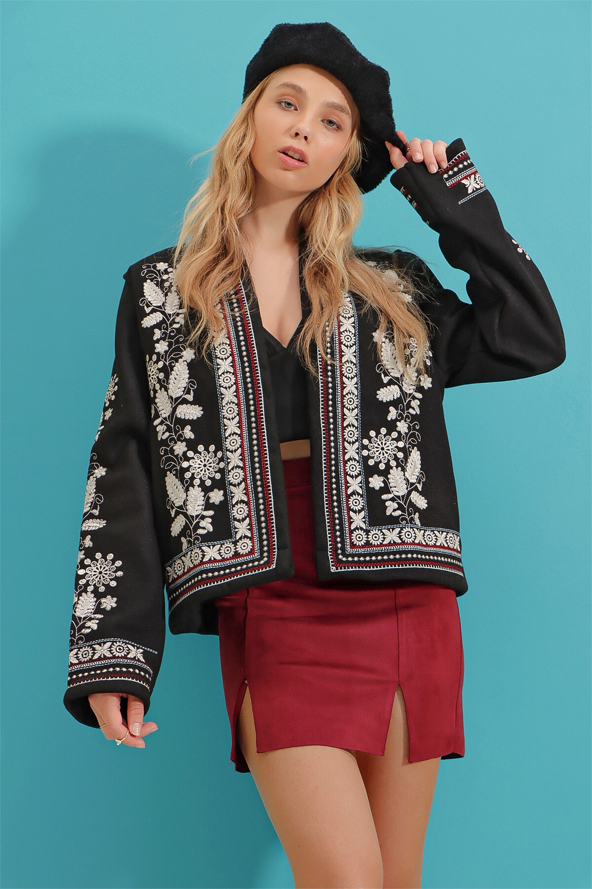 Siyah Şal Yaka Nakışlı Bordür Detaylı Kaşe Ceket