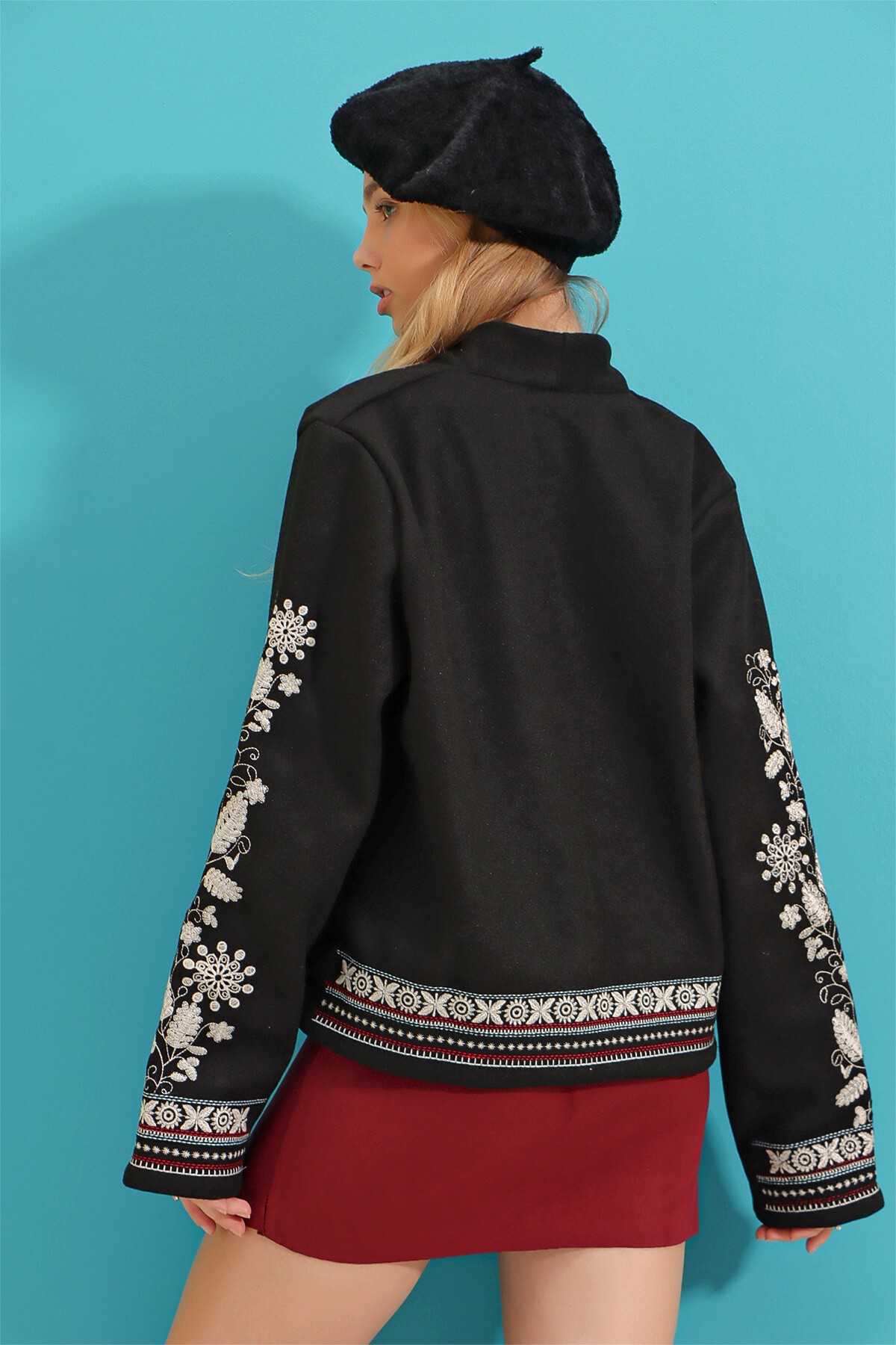 Siyah Şal Yaka Nakışlı Bordür Detaylı Kaşe Ceket