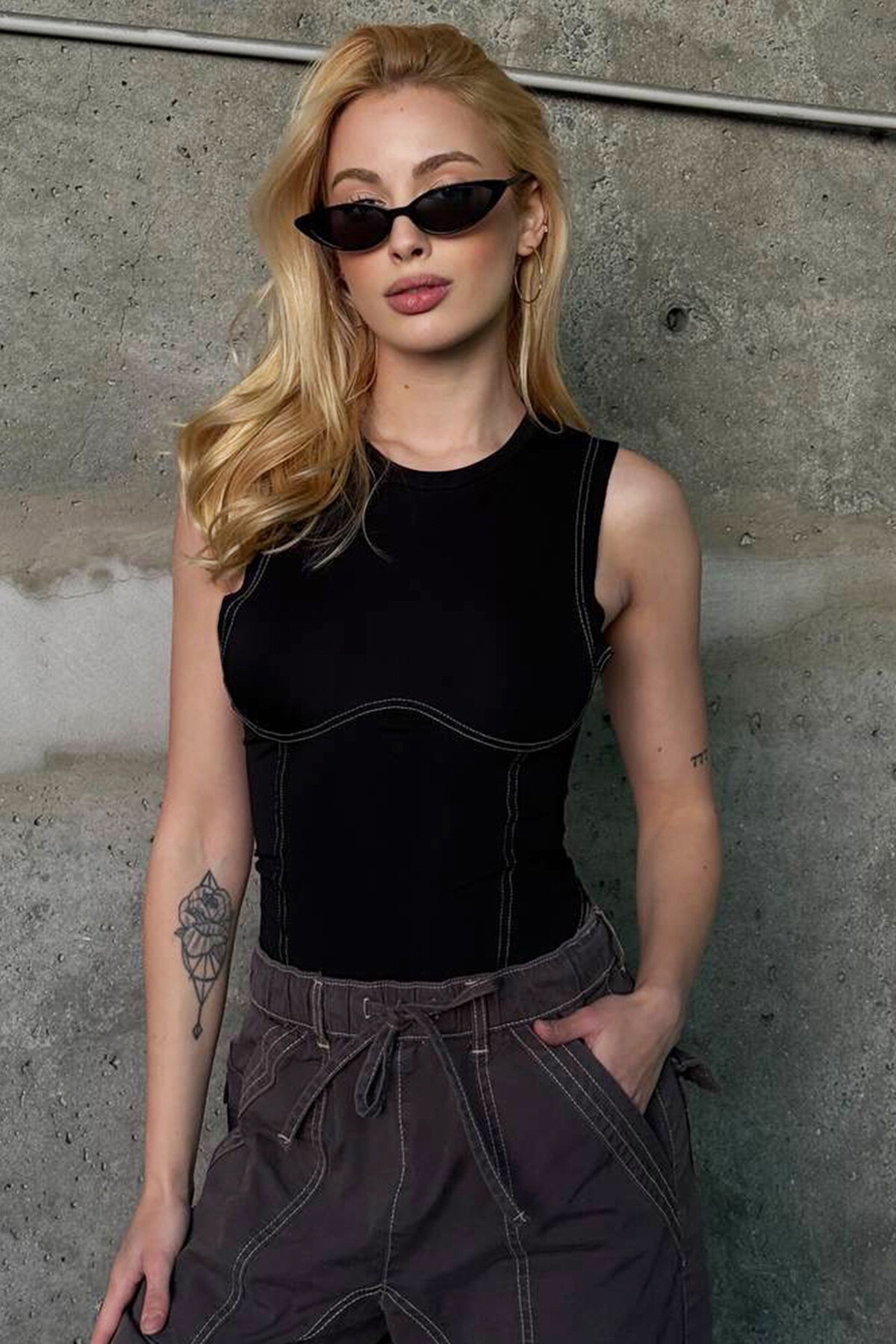 Siyah Ters Dikiş Detaylı Bisiklet Yaka Zıbın Bluz