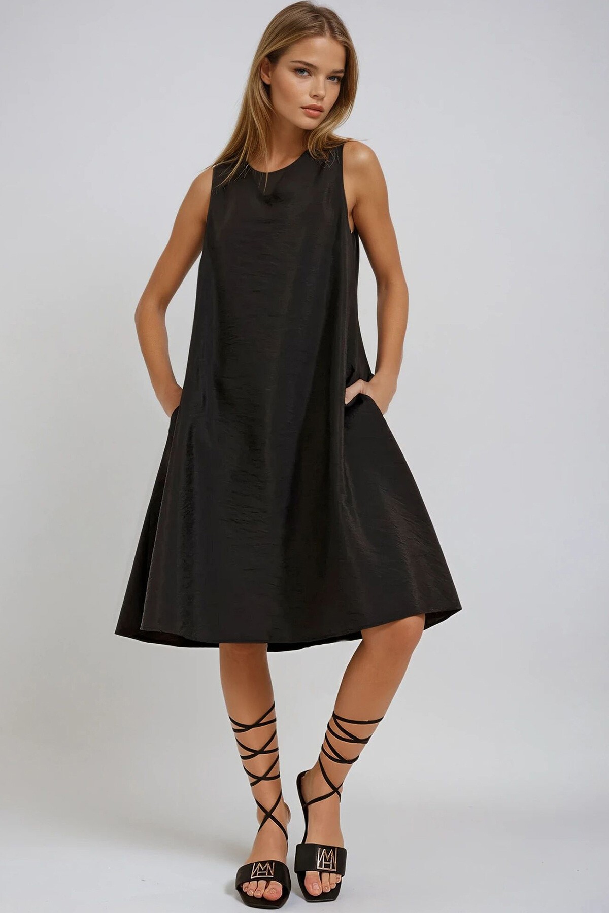 Siyah V Yaka Çift Cepli Aerobin Dokuma Elbise