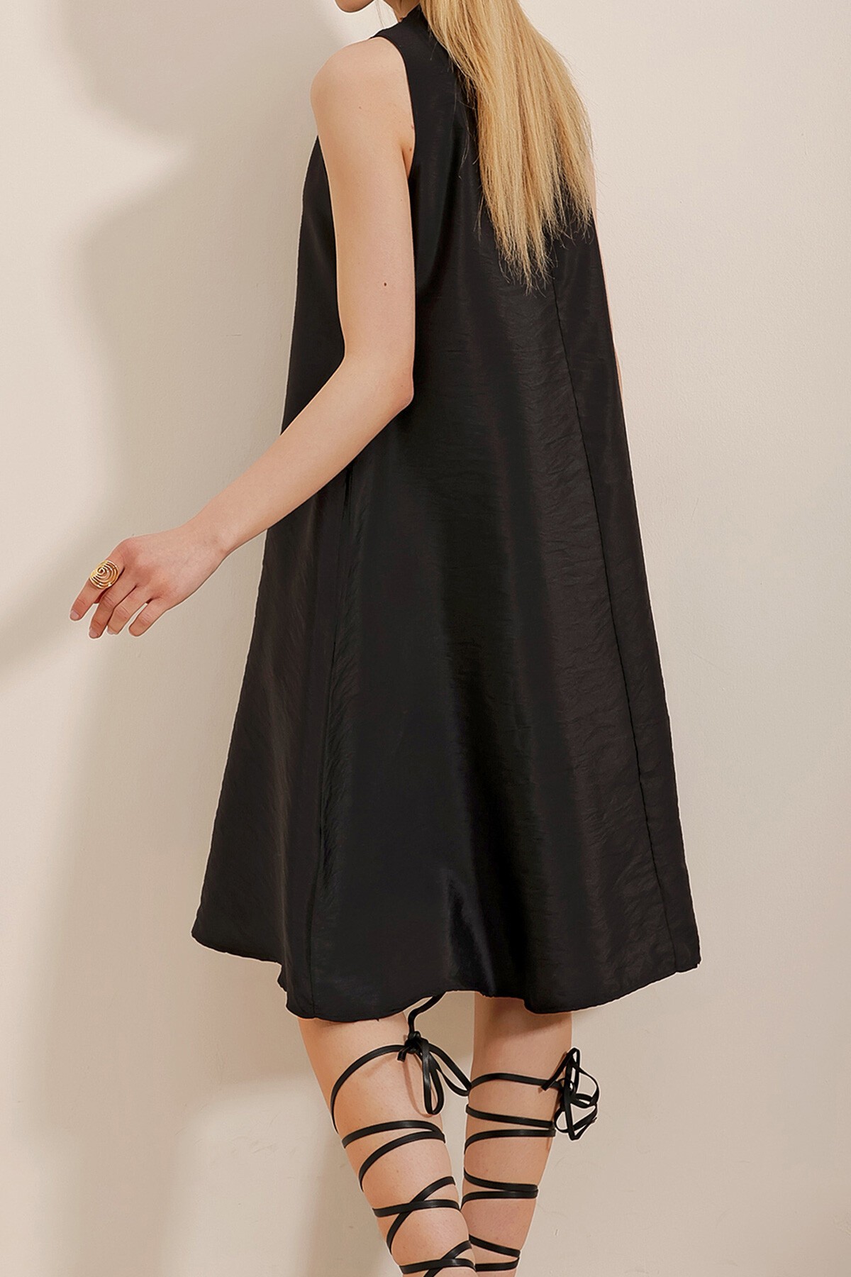 Siyah V Yaka Çift Cepli Aerobin Dokuma Elbise