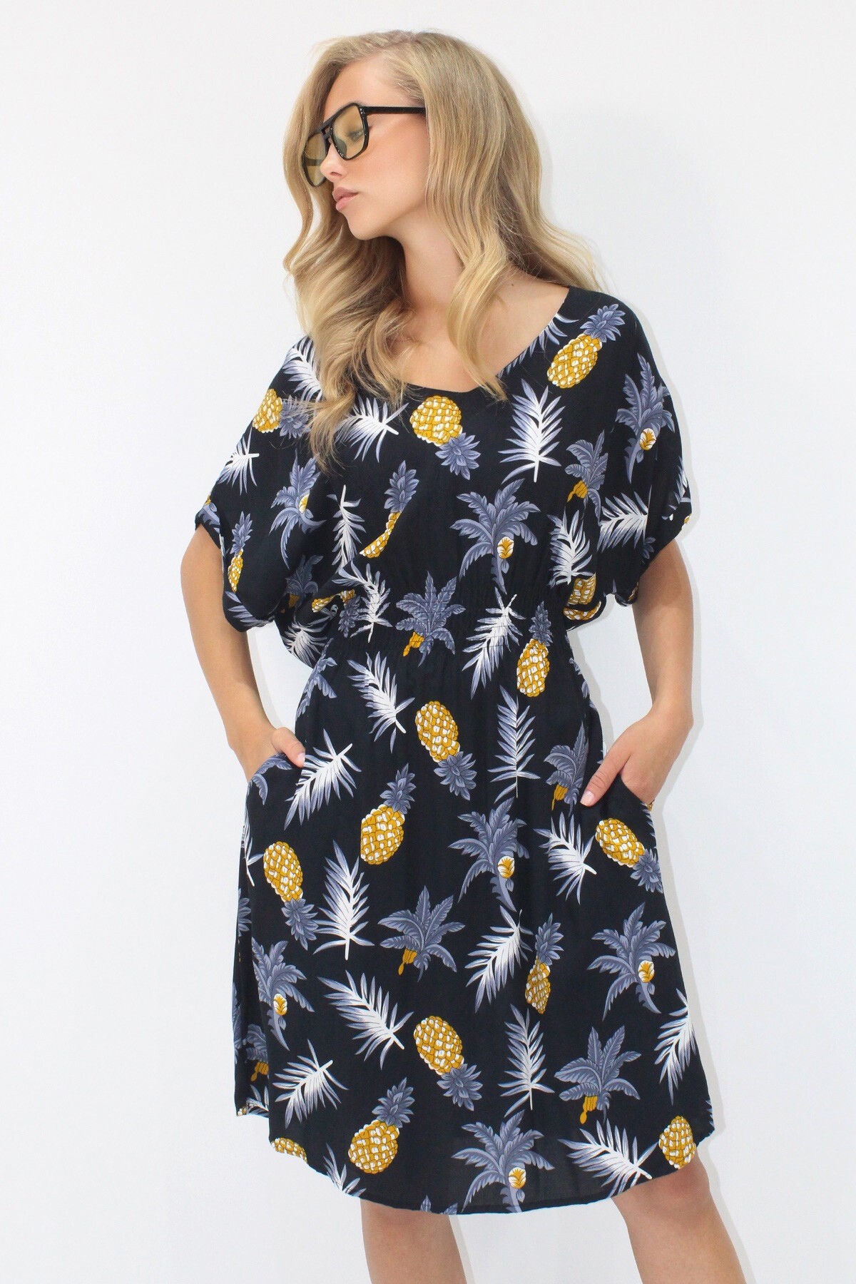 Siyah V Yaka Çift Cepli Desenli Beli Gipeli Dokuma Viskon Elbise