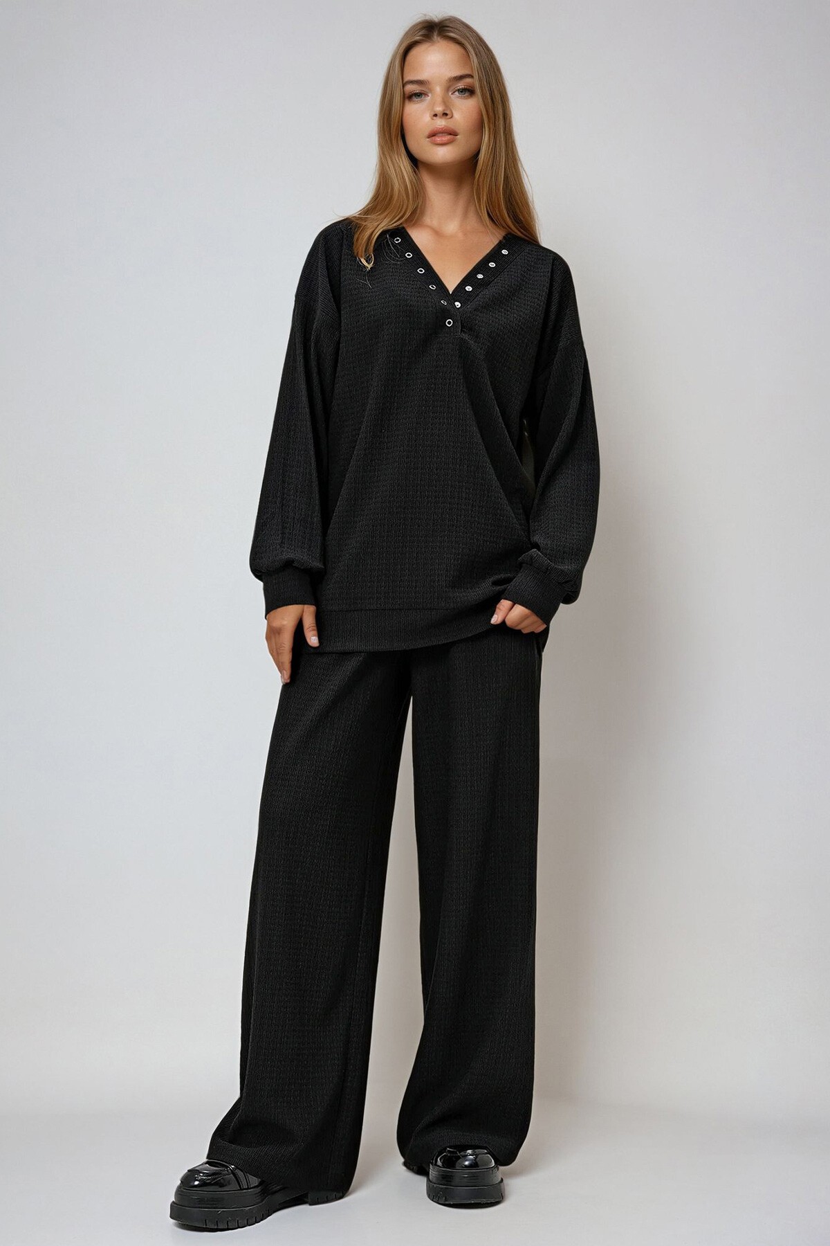 Siyah V Yaka Çıtçıt Detaylı Bürümcük  Bluz Ve Geniş Paça Pantolon Takım