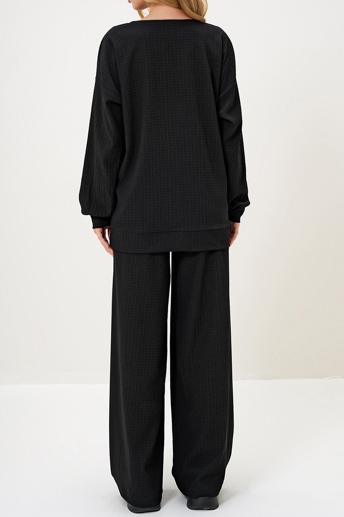 Siyah V Yaka Çıtçıt Detaylı Bürümcük  Bluz Ve Geniş Paça Pantolon Takım