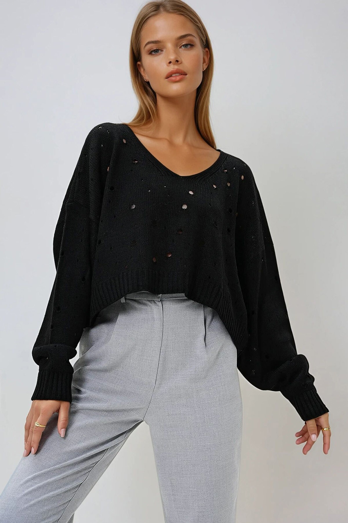 Siyah V Yaka Delik Ajurlu Crop Kazak